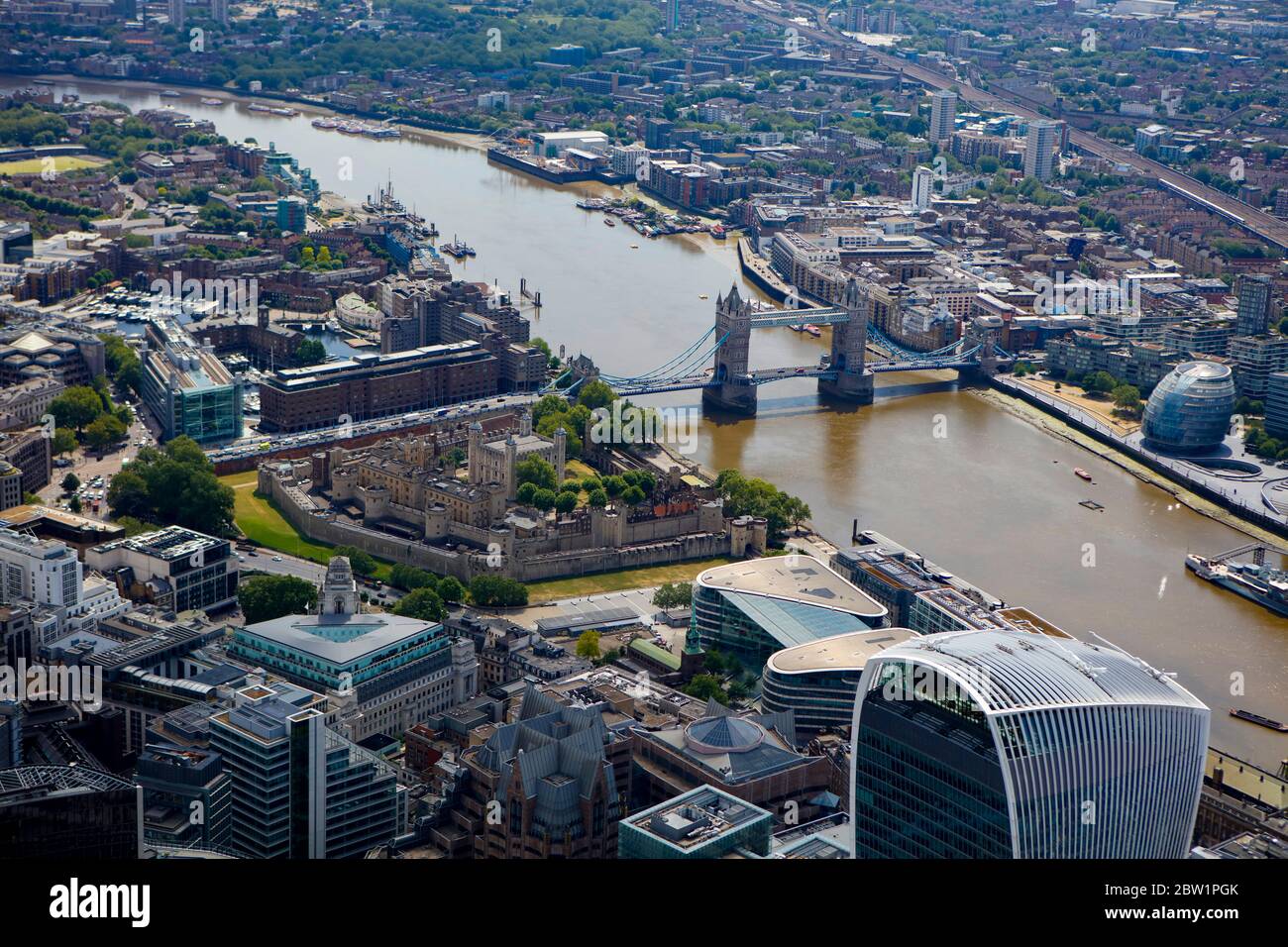 Vista aerea su Londra con Torre di Londra e Tower Bridge Foto Stock