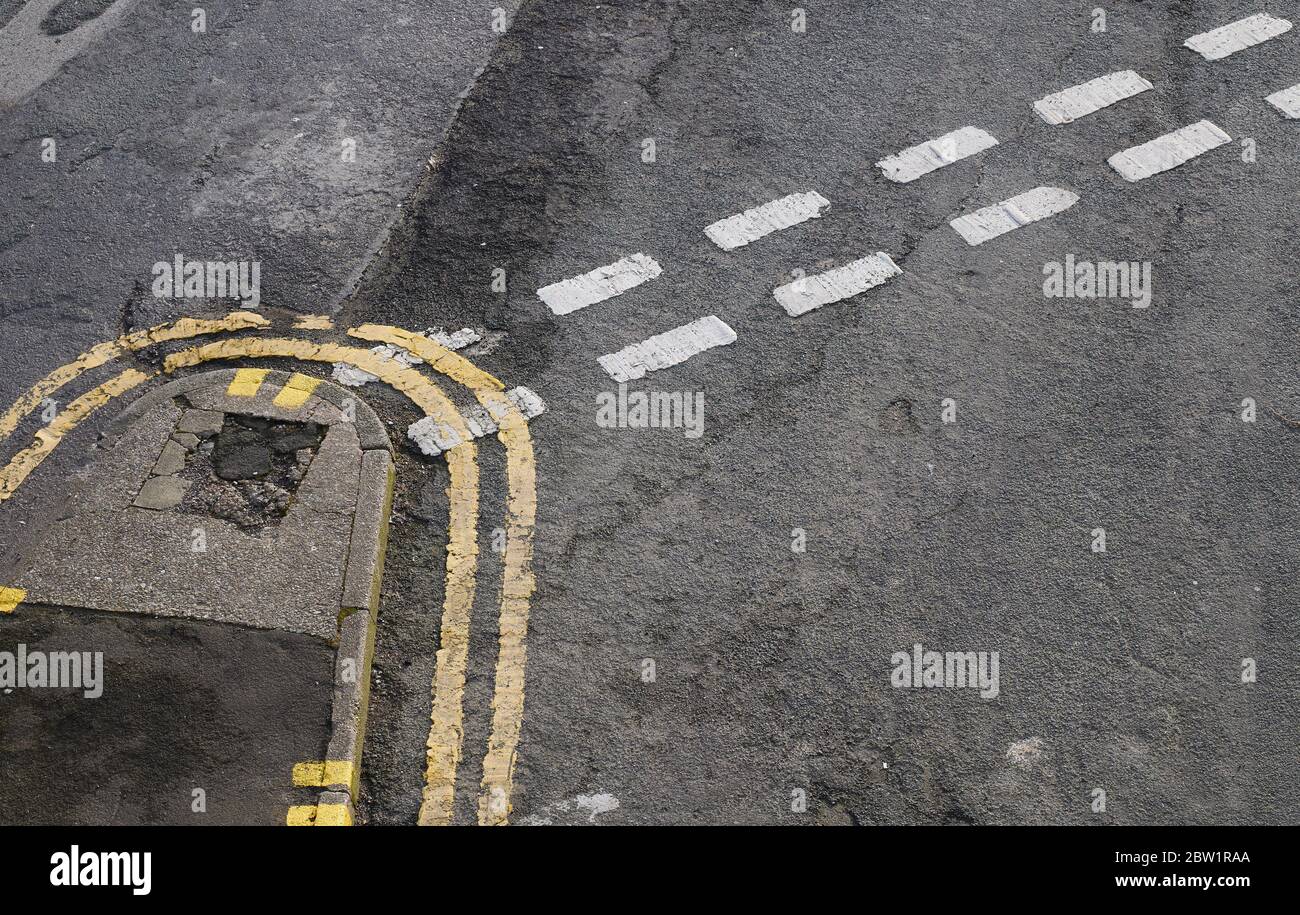 Segnaletica stradale e superficie variegata di Pond Street, Sheffield Foto Stock