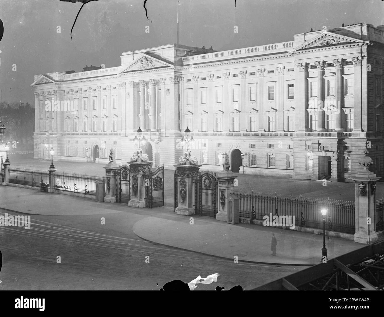 Il primo test del proiettore Coronation è stato effettuato a Buckingham Palace. Spettacoli fotografici: Buckingham Palace illuminato durante il test. 19 aprile 1937 Foto Stock