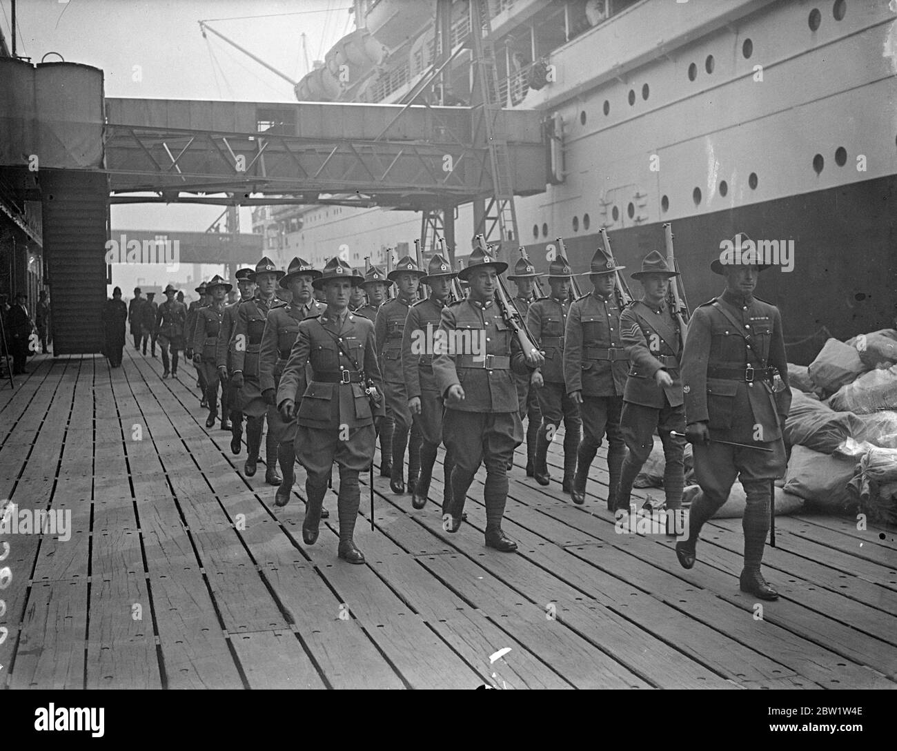 Il contingente di coronazione della Nuova Zelanda arriva in Inghilterra. Con tre V.C. inclusi nel loro numero, il contingente neozelandese per l'incoronazione arrivò Tilbury a bordo del Rangitiki. Il contingente conta 50 uomini, che comprendono ufficiali e altri ranghi dell'esercito e delle forze aeree, ed è sotto il comando del maggiore N. W. MCD. Weir del corpo di Staf della Nuova Zelanda. Spettacoli fotografici: Il contingente di coronazione neozelandese che marcia lungo il palco di atterraggio a Tilbury. 19 aprile 1937 Foto Stock