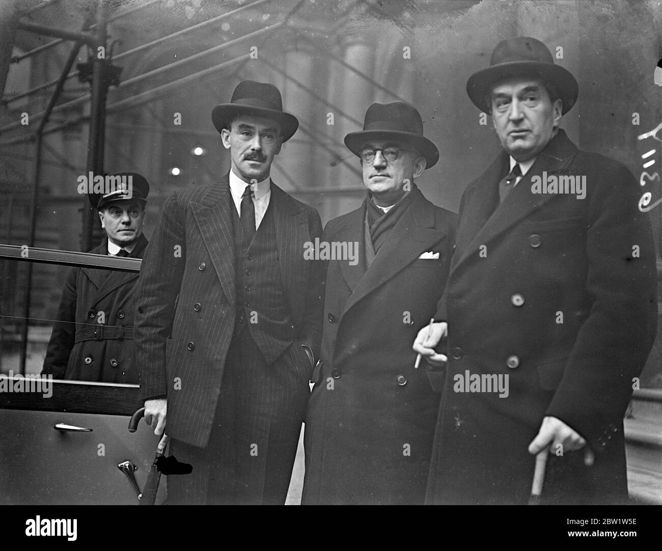 Delegati australiani alla Conferenza Internazionale dello zucchero di Londra . Ventidue paesi sono rappresentati alla Conferenza Internazionale sullo zucchero convocata dalla Lega delle Nazioni che ha aperto nella Sala di Locarno presso il Foreign Office di Londra . Scopo della conferenza è di considerare la possibilità di un accordo internazionale per disciplinare la produzione e la commercializzazione dello zucchero . Foto , i delegati australiani in arrivo presso il Ministero degli Affari Esteri , da sinistra a destra , il Tesoriere federale Casey , il signor Forgan Smith e il signor S H Bruce . . 5 aprile 1937 Foto Stock