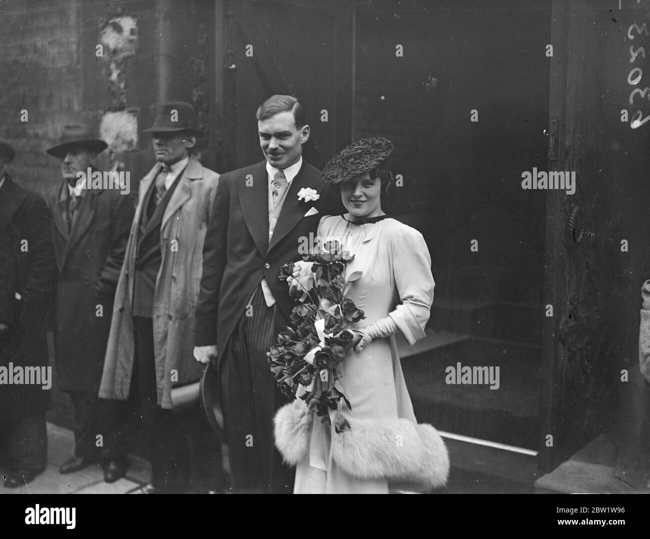 Attrice cinematografica sposa allevatore di pecore a Londra. La sig.ra Claire Adams, attrice cinematografica dei giorni silenziosi dell'immagine, è stata sposata a Christchurch, Down Street, al sig. Donald John Scobie Mackinnon, proprietario di 32 anni di una fattoria di pecore a Mooramong, nel Victoria occidentale. La coppia si innamorò di quando si incontrarono a un cocktail party nel West End poche settimane fa. La sposa, che ha giocato il comando nelle varie immagini americane, era la vedova del sig. Benjamin B. Hampton, un produttore cinematografico. Spettacoli fotografici: La sposa e lo sposo dopo la cerimonia. 1 aprile 1937 Foto Stock