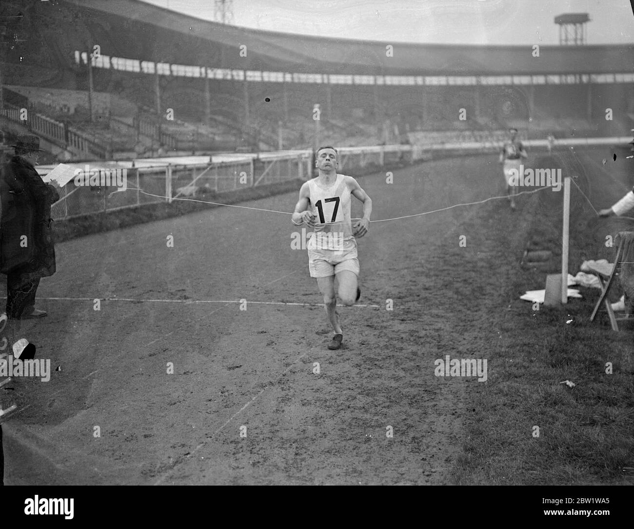 Walker vince il campionato di dieci miglia . R Walker of Wakefield Trinity Harriers ha vinto il campionato di corsa di dieci miglia della Amateur Athletic Association al White City Stadium di Londra . Spettacoli fotografici , R Walker che termina per primo da J A Burns di Elswick Harriers . 3 aprile 1937 Foto Stock