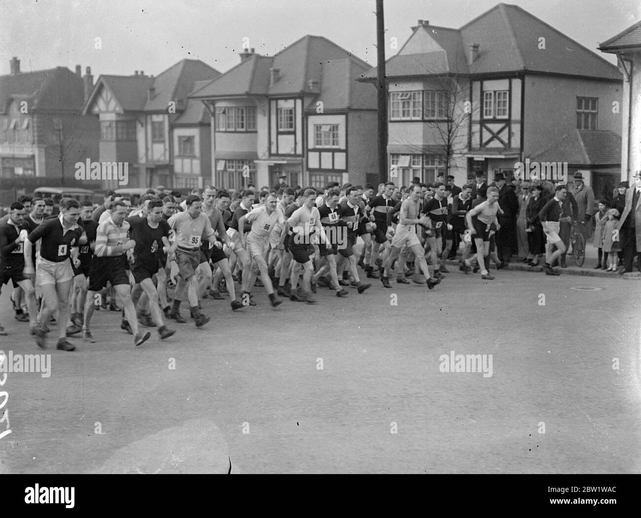 92 poliziotti si sfidano nella passeggiata annuale di 7 miglia a Hendon. Raynor of L Division ha vinto la seconda passeggiata annuale di Seven Mile Road della polizia metropolitana, che ha iniziato e concluso al bivio di Greyhound Hill e Watford Way, Hendon. Il tempo del vincitore era di 52 minuti e 42 secondi. Foto: I 92 concorrenti all'inizio della passeggiata. 31 marzo 1937 Foto Stock