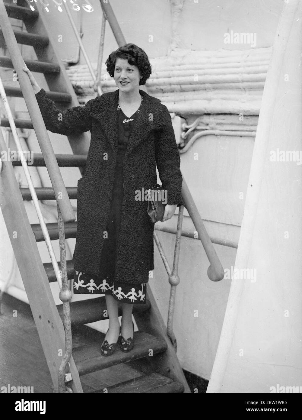 Paddy Naismith, donna aerea e pilota da corsa parte per l'America. Paddy Naismith, pilota di 25 anni, donna aerea e attrice cinematografica, ha lasciato Southampton sulla Berengaria per l'America. L'onorevole Naismith ha svolto diversi lavori. Ha lavorato con il signor Ramsay Macdonald, una hostess aerea, e alle ultime elezioni generali ha organizzato la possibilità per i governi nazionali, avendo il controllo di 15,000 automobili. Spettacoli fotografici, Miss Paddy Naismith alla partenza da Southampton. 24 aprile 1937 Foto Stock