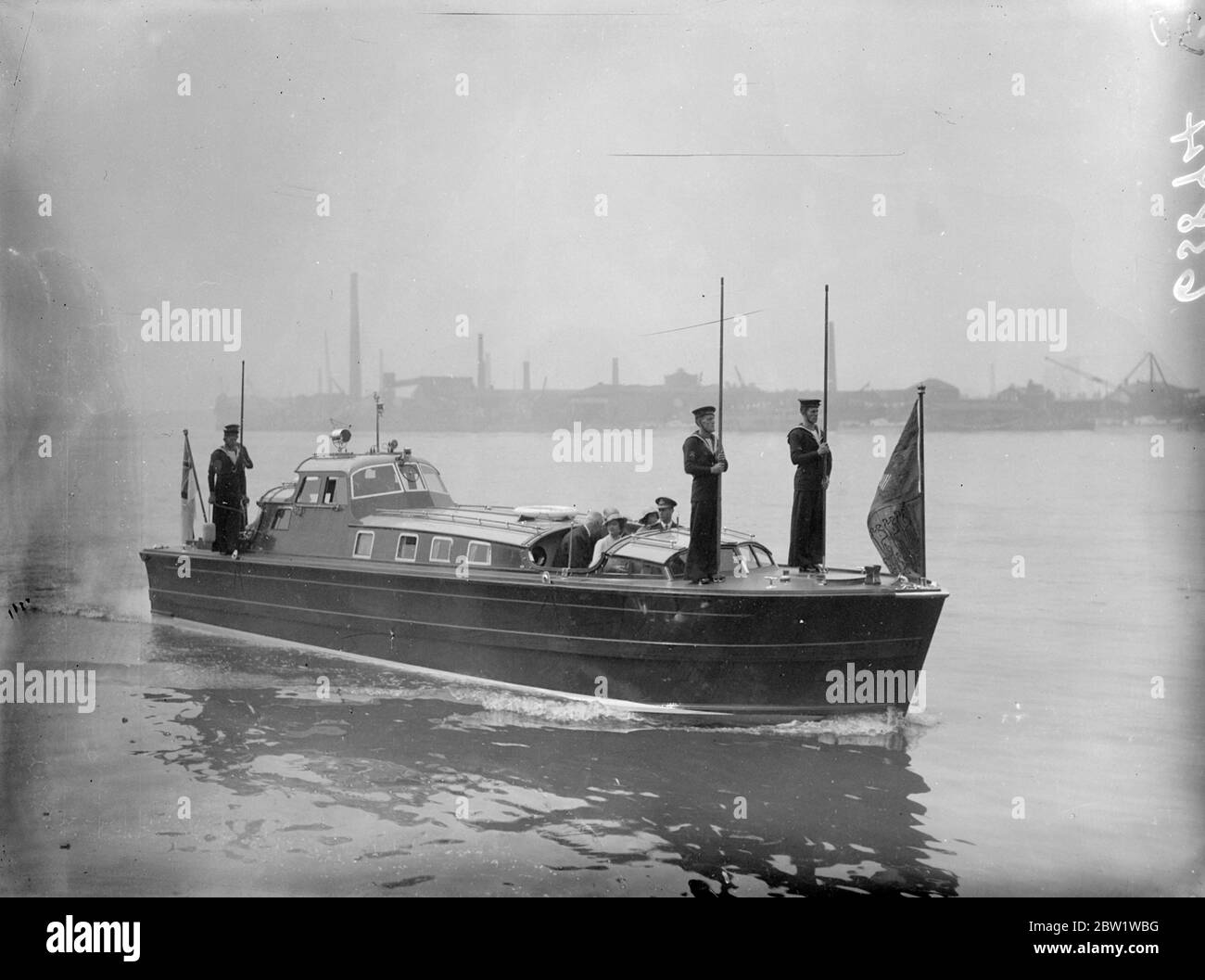 Re Giorgio VI [ex Duca di York] e la Regina Consort [ex Duchessa di York, ex Lady Elizabeth Bowes-Lyon] a bordo della Royal Barge a Greenwich. 25 Aprile 1937 [?] Foto Stock