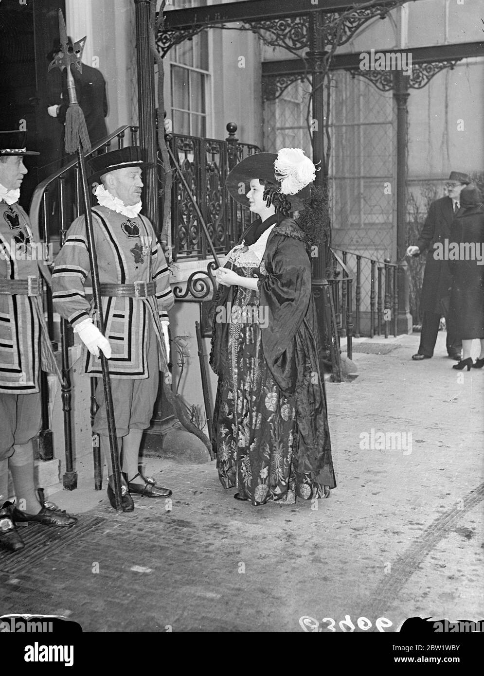 Beatrice sotto la pioggia. Prova di Coronation Ball lavata fuori. La forte pioggia di Londra ha spazzato via le prove che avrebbero dovuto essere tenute una Someries House, casa di Lady Zia Warner, nel Regent's Park, per la Coronation Ball. Il ballo si terrà presso la Royal Albert Hall il 13 maggio. Spettacoli fotografici: Lady Frances Cole, come Beatrice di Shakespeare, essendo stato informato da Beefeater alla Someries House che la prova è stata rinviata. 28 aprile 1937 Foto Stock