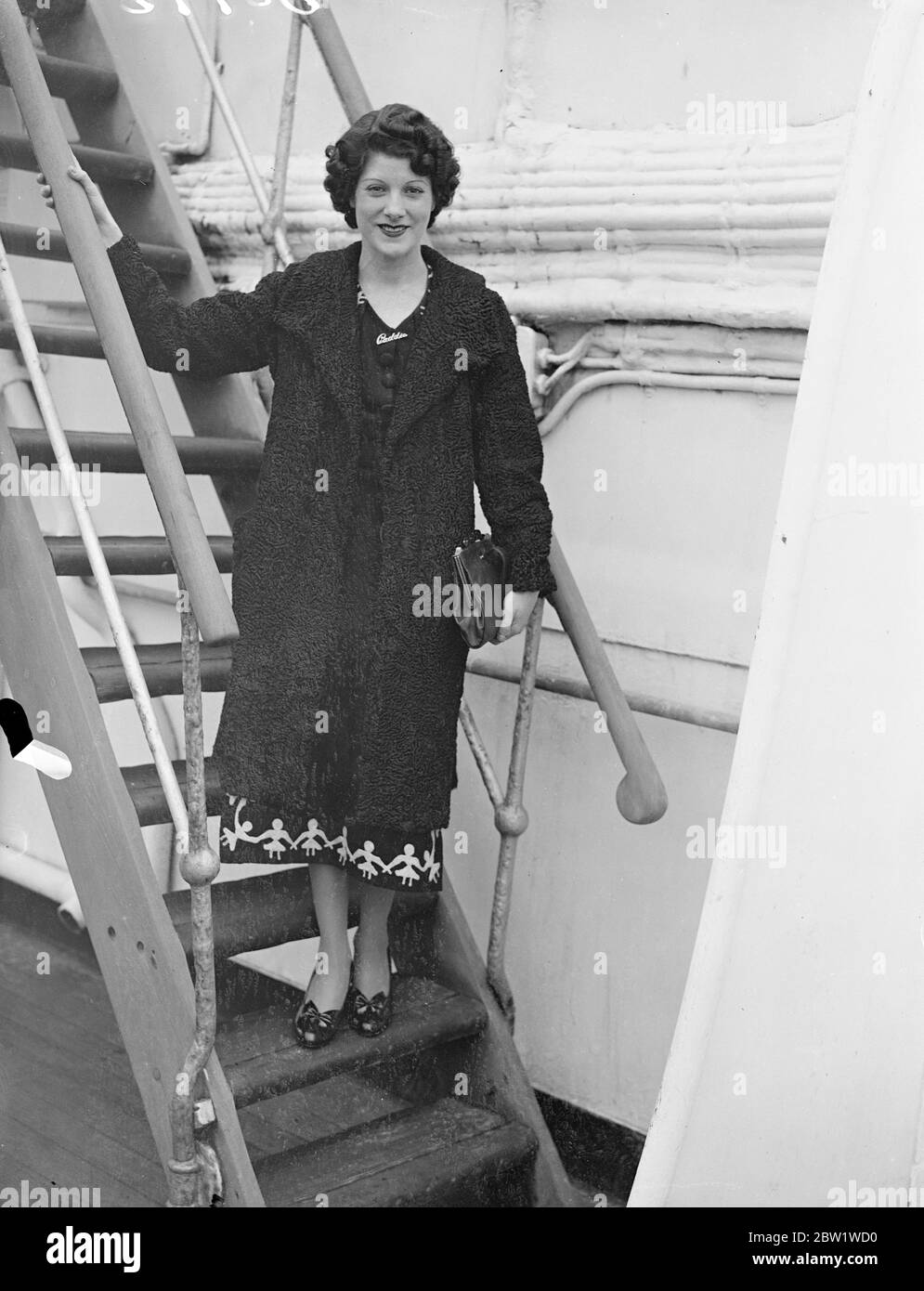 Paddy Naismith, donna aerea e pilota da corsa parte per l'America. Paddy Naismith, pilota di 25 anni, donna aerea e attrice cinematografica, ha lasciato Southampton sulla Berengaria per l'America. L'onorevole Naismith ha svolto diversi lavori. Ha lavorato con il signor Ramsay Macdonald, una hostess aerea, e alle ultime elezioni generali ha organizzato la possibilità per i governi nazionali, avendo il controllo di 15,000 automobili. Spettacoli fotografici, Miss Paddy Naismith alla partenza da Southampton. 24 aprile 1937 Foto Stock