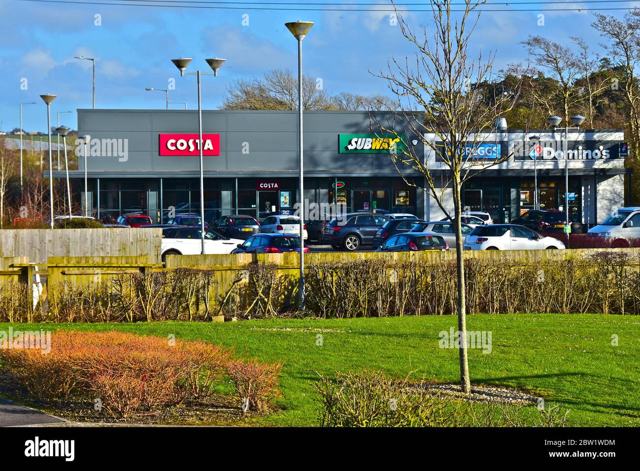 4 piccole e moderne unità al dettaglio al Parc Plaza Bridgend. Occupato da Costa coffee shop, Subway - take away, greggs panetteria e Domino's pizza. Foto Stock