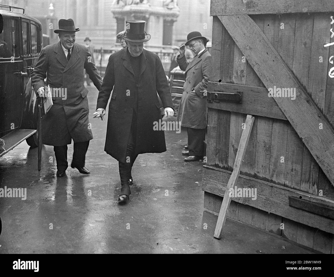Arcivescovo di Canterbury presso l'Abbazia. L'arcivescovo di Canterbury, Dr. Cosmo Gordon Lang, che eseguirà la cerimonia di incoronazione, ha visitato l'abbazia di Westminster. Foto, l'arcivescovo di Canterbury lasciando l'abbazia. 22 aprile 1937 Foto Stock