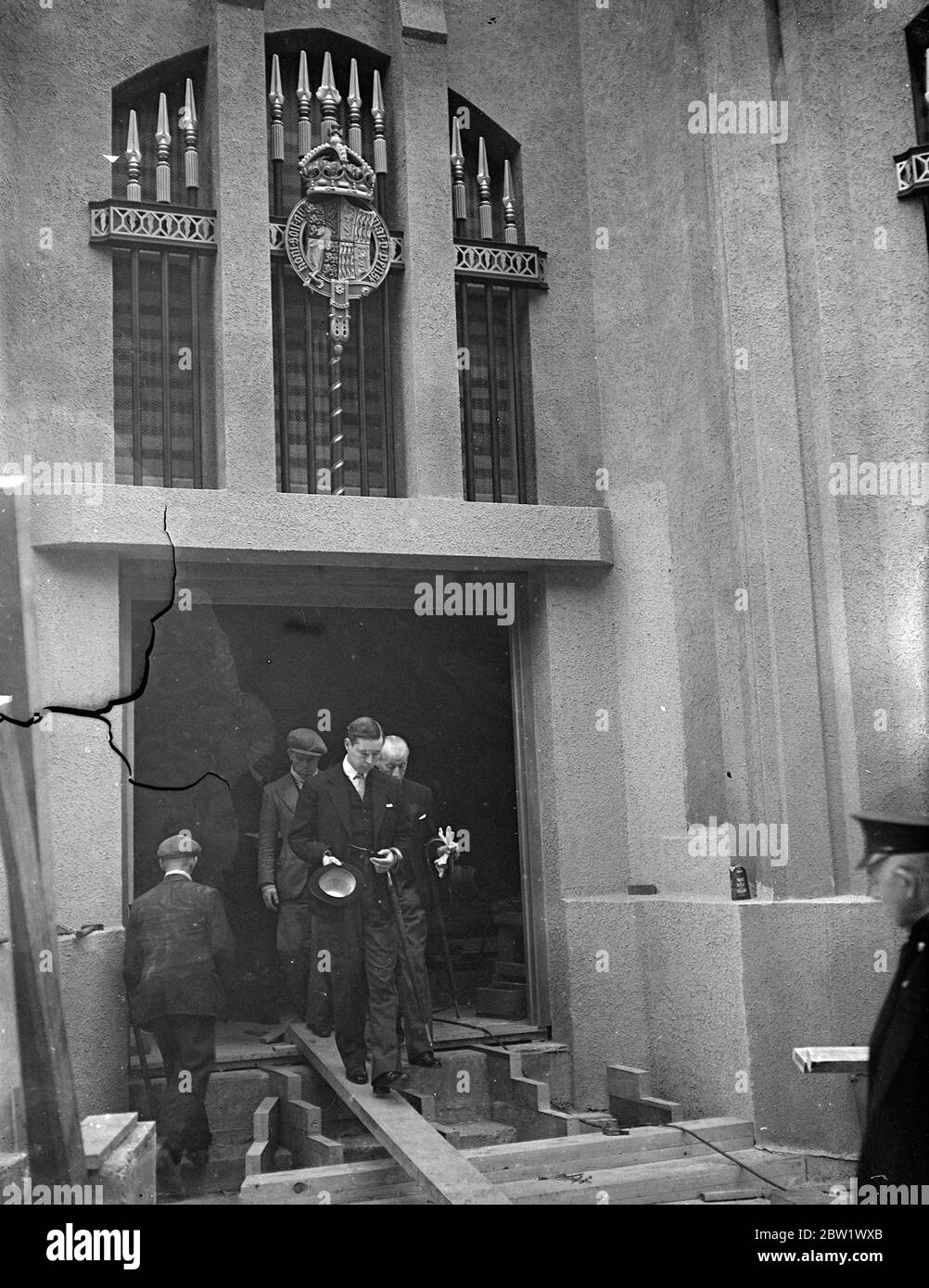 Duca di Norfolk 'cammina la tavola' presso l'Abbazia. Il Duca di Norfolk, il conte Maresciallo , si è fatto strada attraverso una stretta tavola, come a sinistra dopo aver ispezionato l'annesso coronazione costruito presso l'Abbazia di Westminster. Il duca è stato costretto ad usare la tavola è gradini per l'annesso non sono ancora stati costruiti. 14 aprile 1937 Foto Stock