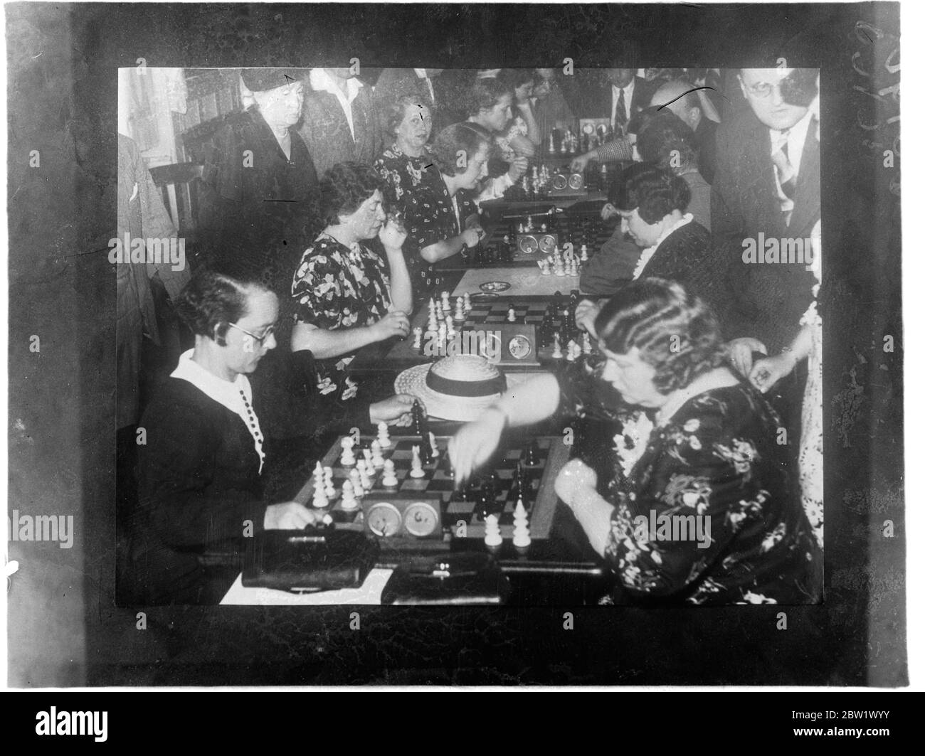 Donne scacchi in battaglia di ingegno. Primo torneo di Vienna. Con famose donne in competizione! Il primo torneo di scacchi femminile si è svolto a Vienna. Foto mostra, la scena durante il primo torneo femminile di scacchi a Vienna. 4 giugno 1937 Foto Stock