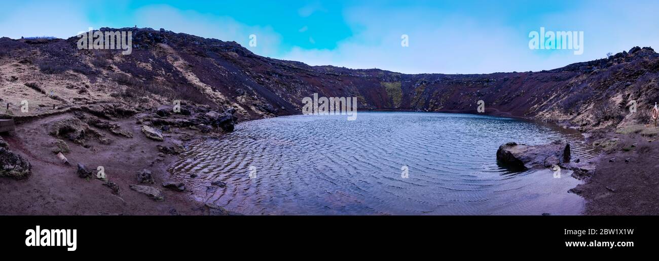 Un colpo panoramico d'acqua riempì il cratere vulcanico Kerið in Islanda. Foto Stock