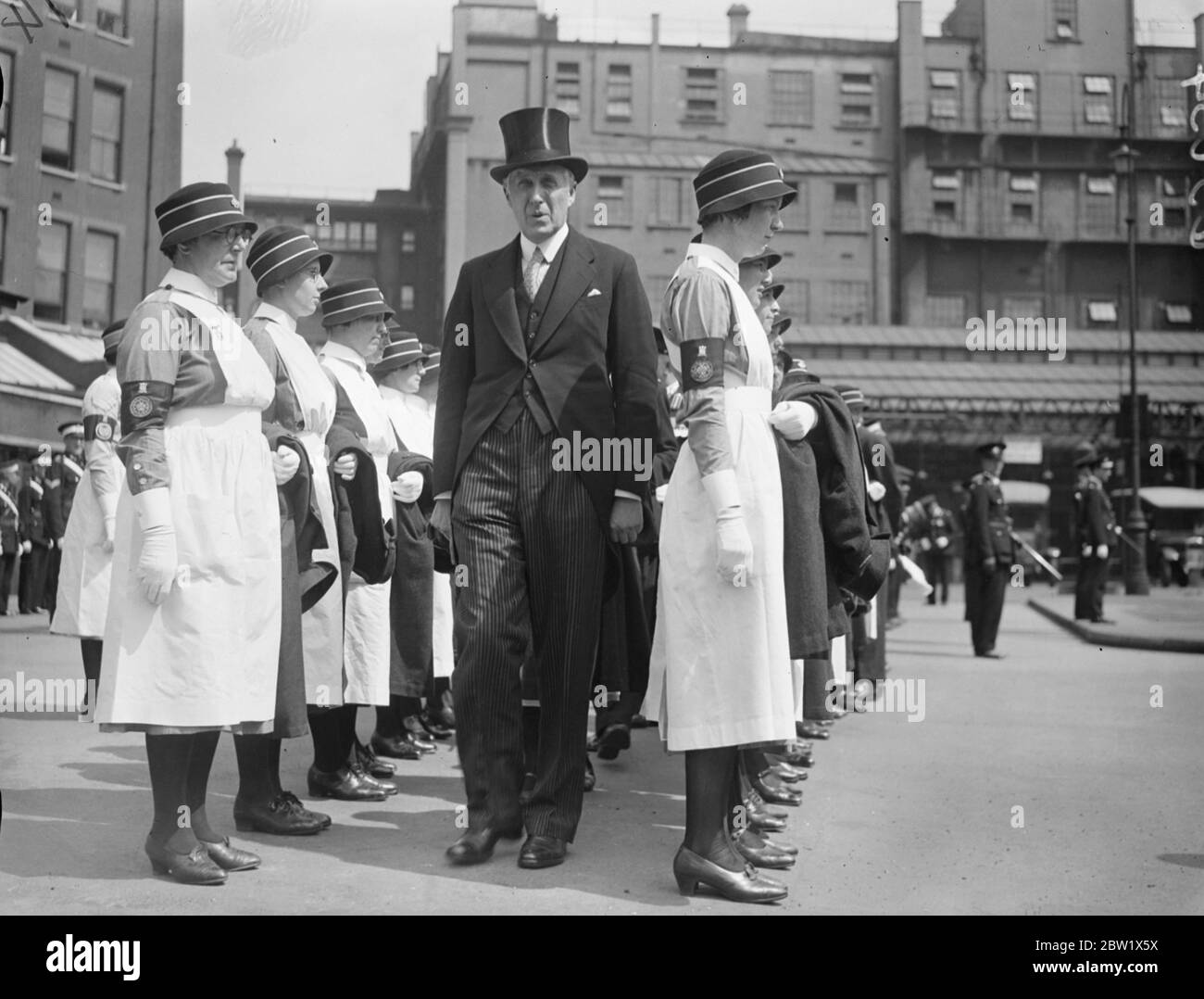 Ufficio postale corpo di ambulanza ispezionato dal Direttore Generale. Sir Thomas Gardiner, Direttore Generale della posta, ha ispezionato il distacco dell'Ufficio postale di Londra della Brigata di St John Ambulance presso l'edificio King Edward a Giltspur Street, città. La brigata celebra quest'anno il suo Giubileo d'oro. Mostre fotografiche, Sir Thomas Gardiner, che ispezionano le infermiere presso la sede della GPO. 31 maggio 19 Foto Stock