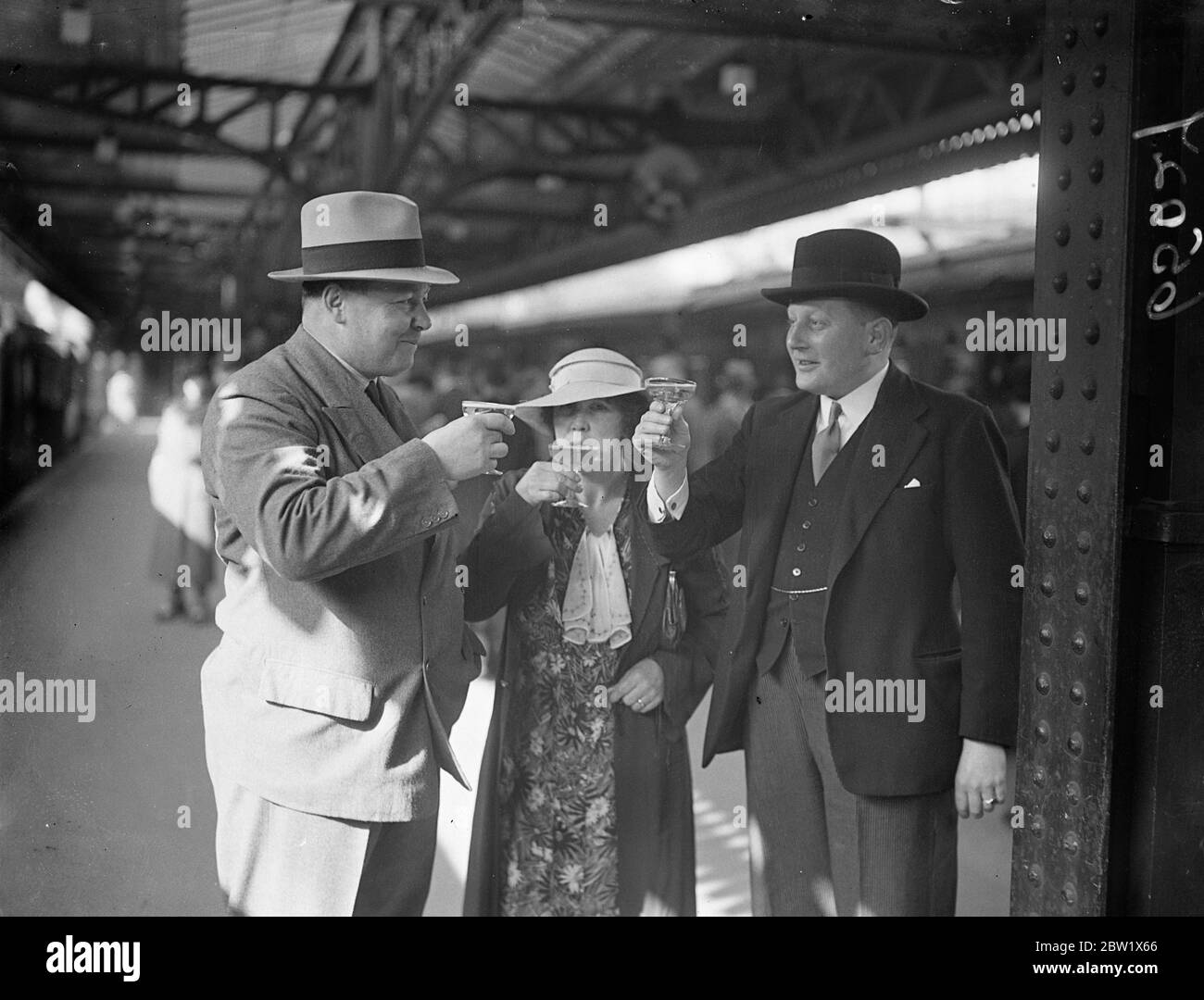 L'autista del Duke of Windsor lascia Londra per partecipare al matrimonio dopo essere stato invitato per telefono. George Ladbrook, autista del duca di Windsor 18 anni, partì, Londra, per partecipare al matrimonio al Château de Cande, Tours, del duca di Windsor e della signora Wallis Warfield. Il duca telefonò a Ladbroke al suo appartamento di Kennington per confermare che Ladbrokes promise di guidarlo nella sua luna di miele. Fu il Trofeo Ladbroke Mrs Wallis Warfield (Simpson) in tutta la Francia quando lasciò l'Inghilterra poco prima che il duca abdicasse. Ladbroke dice che sarebbe andato a augurare al duca fortuna, anche se non fosse stato invitato ai wedi Foto Stock
