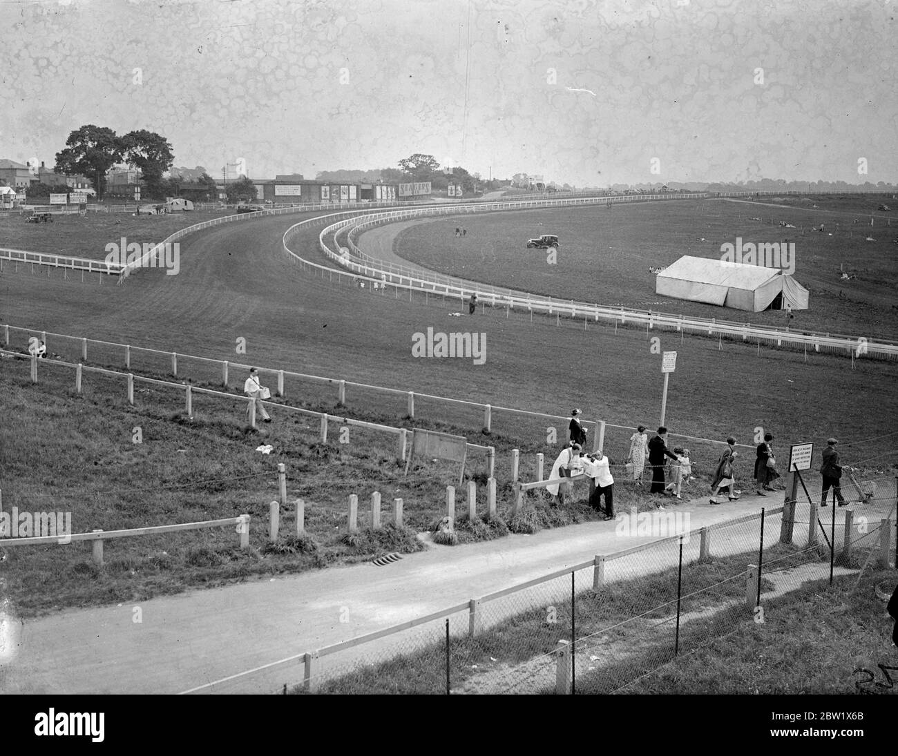 Tottenham angolo a Epsom dal nuovo stand St Dunstan. Favorita dal tempo estivo reale, grandi folle si sono riunite per ispezionare il corso di Derby a Epsom oggi (Domenica di Derby). Tutte le figure colorate che rendono l'evento più famoso di Derby Day Racing, erano sul campo. 30 maggio 1937 Foto Stock