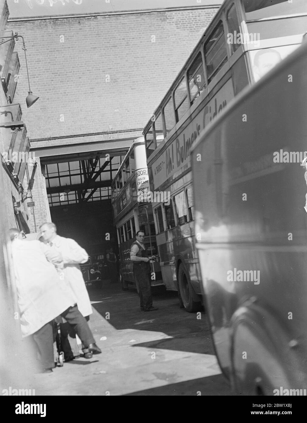 Gli autobus di Londra sono pronti per il ritorno al lavoro. Migliaia di autobus di Londra, inattivi per un mese, sono pronti per il ritorno al lavoro (venerdì) dopo lo sciopero. Spettacoli fotografici, verniciatura di un autobus al garage Camberwell. 27 maggio 1937 Foto Stock