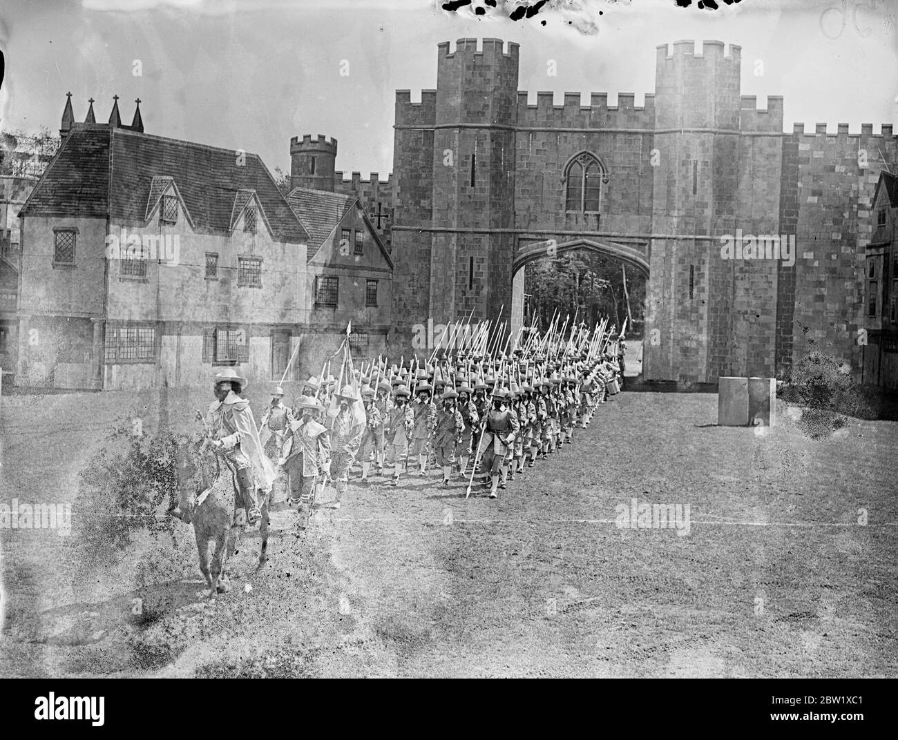 Re di Carlo i peri voi pageant od alle prove di Tattoo di Aldershot. La prova del Tattoo di Coronazione si è tenuta nell'arena di Rushmore, Aldershot. La mostra di quest'anno è ancora più spettacolare del solito, il set-piece principale è una riproduzione delle strade della vecchia Londra prima del grande fuoco. Spettacoli fotografici, la sfilata di pike uomini attraverso il castello durante la pageant di alloggio il colore nel re Carlo Periodi . 27 maggio 1937 Foto Stock
