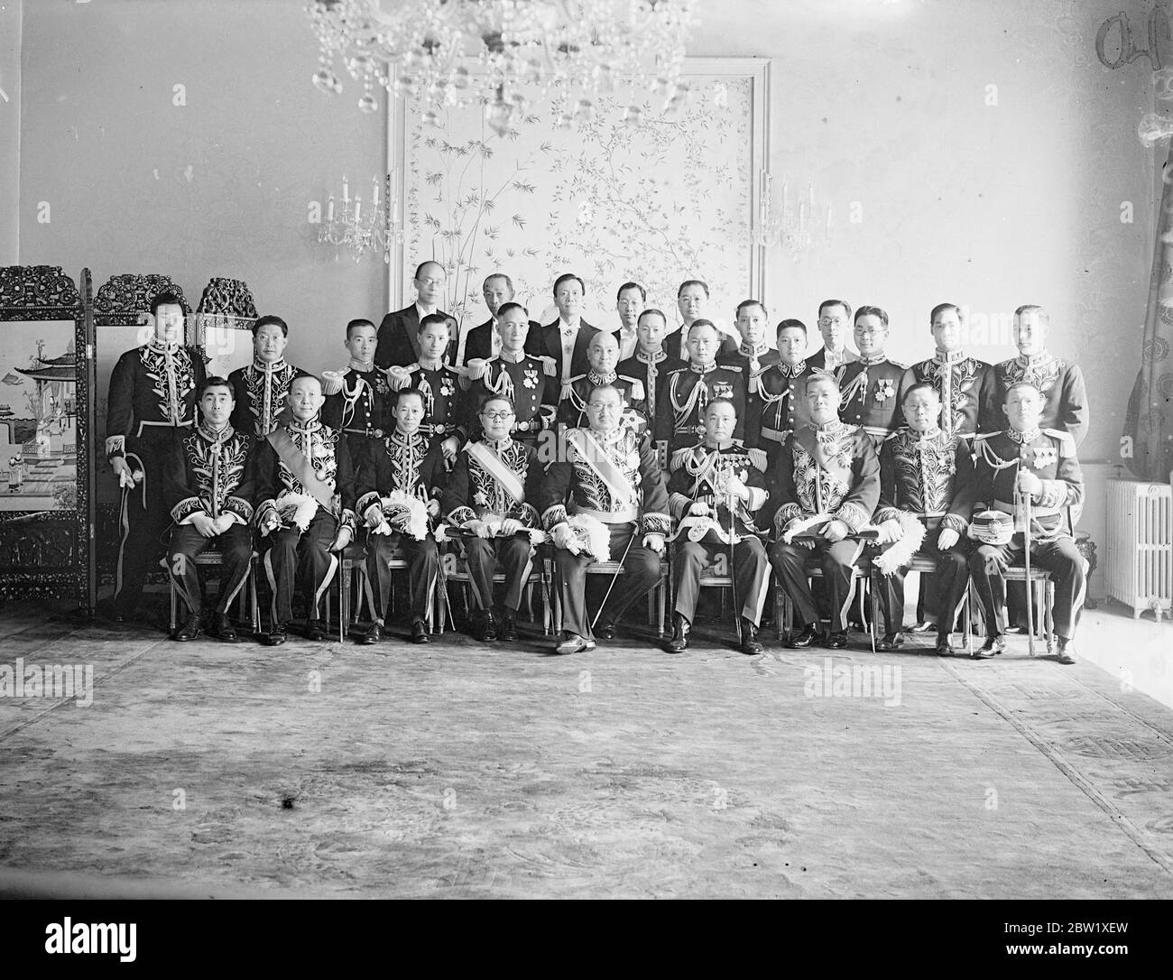 Delegazione della Repubblica cinese all'incoronazione (prima fila, terza da sinistra, da sinistra a destra): [Segretario generale dell'Esecutivo Yuan], Weng Wenhao [ Wong Wen-ho ]; Quo Tai-chi [ Guo Taiqi / Kuo T'ai-ch'i ] Ambasciatore cinese a Londra; [ Ministro delle Finanze ] Dr H. H. Kung [ Kung Hsiang-hsi ]; ammiraglio della flotta Chen Shaokuan [ Chen Kuan / Chen Shao-kwan ]; T. K. Tseng [?]; Kuo Ping-Wen Kuo / Guo Bingwen] 25 maggio 1937 [?] [La missione cinese, guidata dal dottor H. Kung e dall'ammiraglio Chen Kuan, è composta da Messrs, Yung Wen Ching (segretario principale della missione), Cheng Yung pu, Chu Chiang Foto Stock