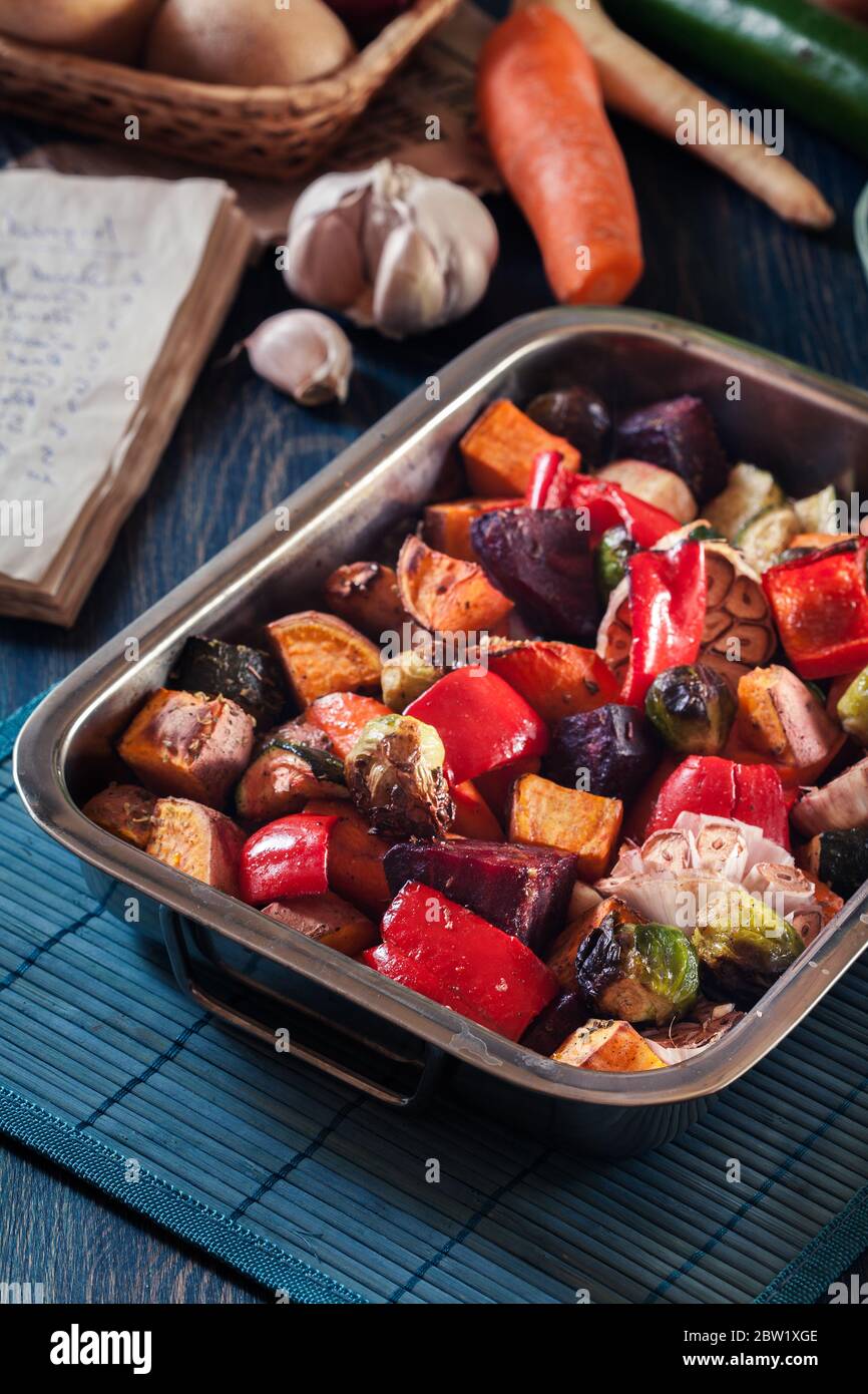 Verdure arrosto su vassoio di metallo da forno piatto vegetariano Foto Stock