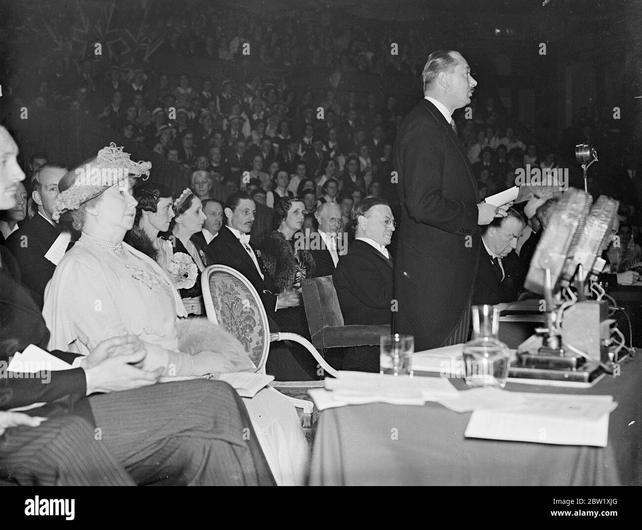 A Gloucester fa una visita a sorpresa all'Empire Youth Rally. Parla Premier. Il duca di Gloucester ha fatto una visita a sorpresa alla Sala degli Alberto, dove Stanley Baldwin, facendo una delle sue ultime apparizioni pubbliche prima del suo ritiro dalla Premiership, rivolse al grande Rally dell'Impero della Gioventù. Erano presenti rappresentanti di organizzazioni giovanili di tutte le parti dell'Impero. Foto spettacoli, il duca di Gloucester che parla al rally, sulla sinistra è la signora Baldwin. 18 maggio 1937 Foto Stock