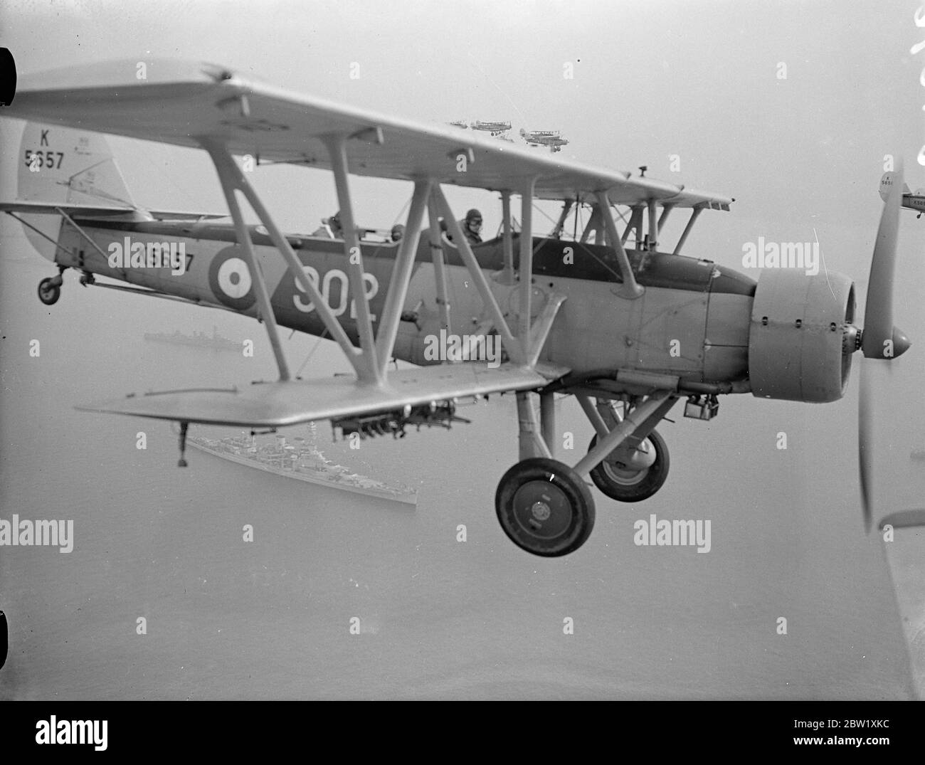 Il King esamina la flotta di Spihead. Uno squalo Blackburn Mk II di 821 Squadrone Navale di aria una Royal Navy Fleet Air Arm sei dalla portaerei HMS coraggioso vola sopra le navi allineate per la revisione nel Solent. 20 maggio 1937 Foto Stock