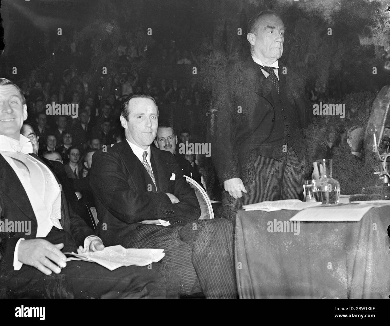 Premier fa un'ultima apparizione pubblica prima del pensionamento al Rally dei giovani. Il duca di Gloucester ha fatto una visita a sorpresa alla Sala degli Alberto, dove Stanley Baldwin, facendo una delle sue ultime apparizioni pubbliche prima del suo ritiro dalla Premiership, rivolse al grande Rally dell'Impero della Gioventù. Erano presenti rappresentanti di organizzazioni giovanili di tutte le parti dell'Impero. Foto mostra, il sig. Stanley Baldwin che dà il suo discorso. È Earl de la Warr. 18 maggio 1937 Foto Stock