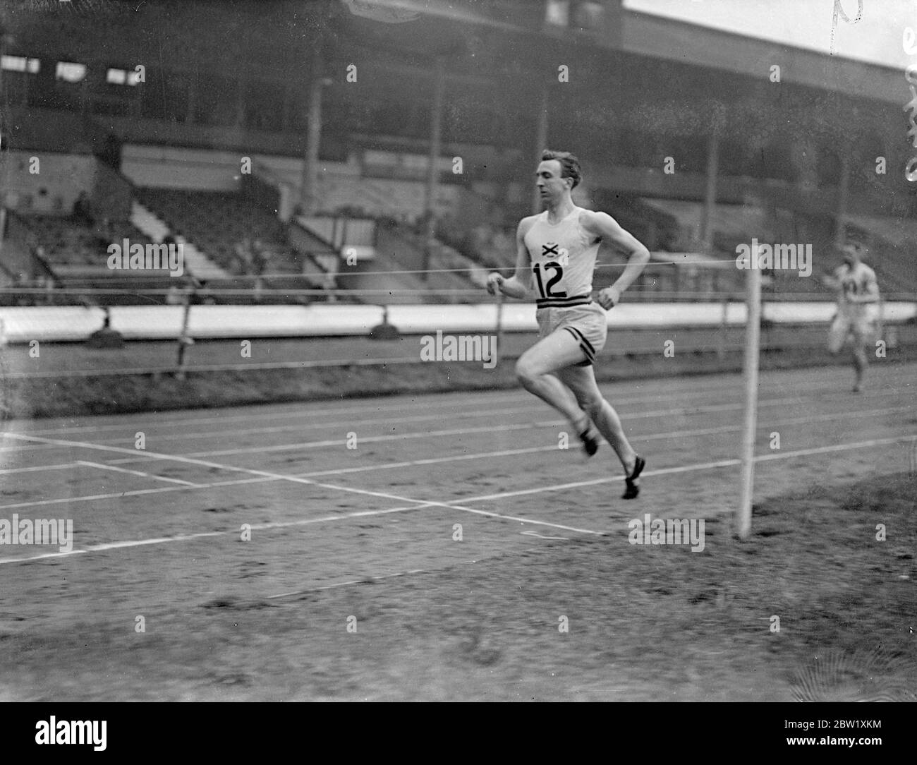 L'atleta di Oxford è il record dei campionati universitari di Londra. Diciassette università sono rappresentate ai Campionati universitari Athletic Union che hanno aperto alla White City, Londra. Foto: A. Pennington di Oxford, il titolare, vincendo il suo calore nei 220 metri. Ha eguagliato il suo proprio record di 23 3/10 secondi. 14 maggio 1937 Foto Stock