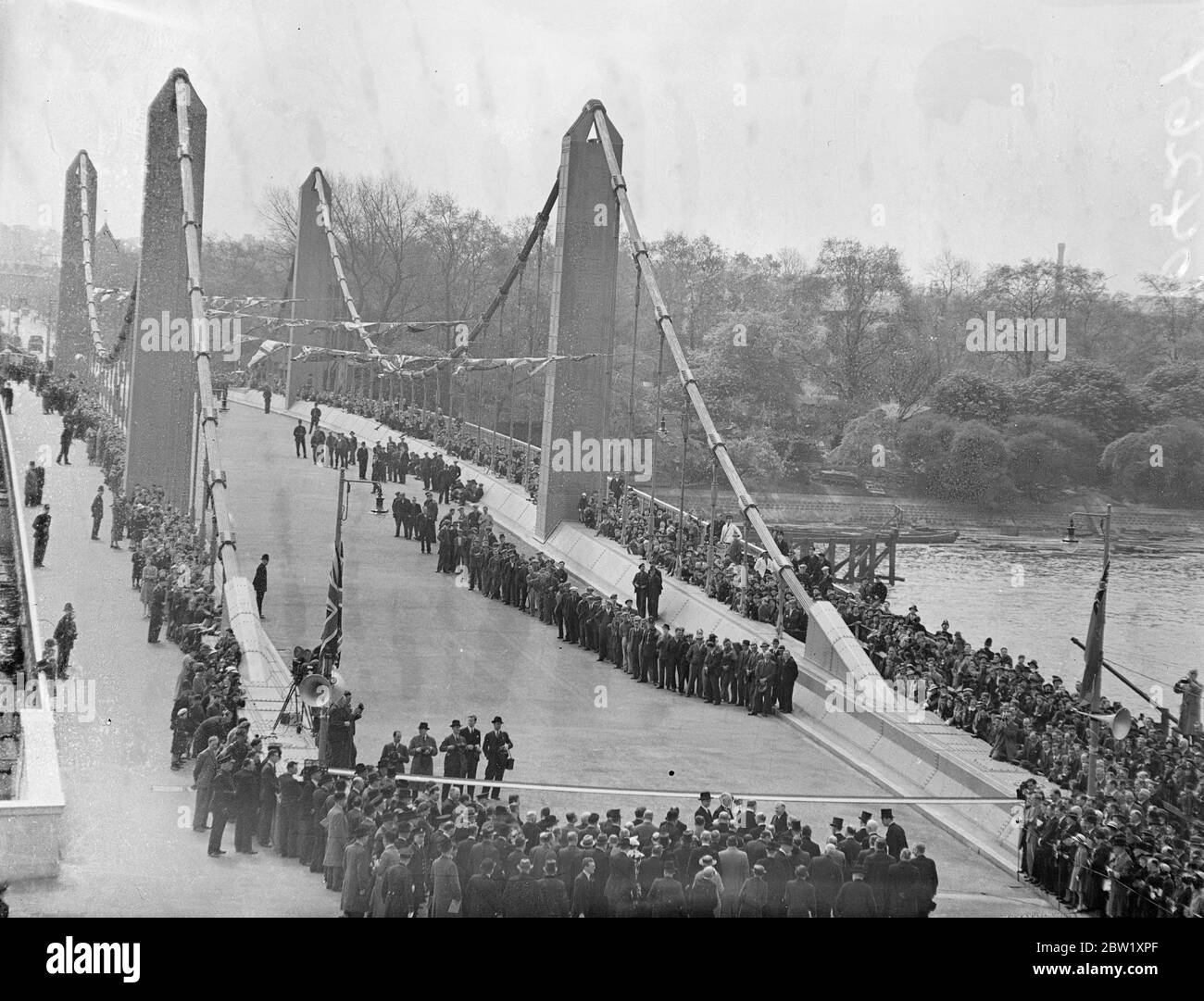 Il signor McKenzie King apre il nuovo ponte di Chelsea. Il primo ministro canadese WL McKenzie King apre il nuovo ponte di Chelsea, Londra. Foto mostra, MR Mackenzie King tagliare il nastro per aprire il nuovo ponte. 6 maggio 1937 Foto Stock