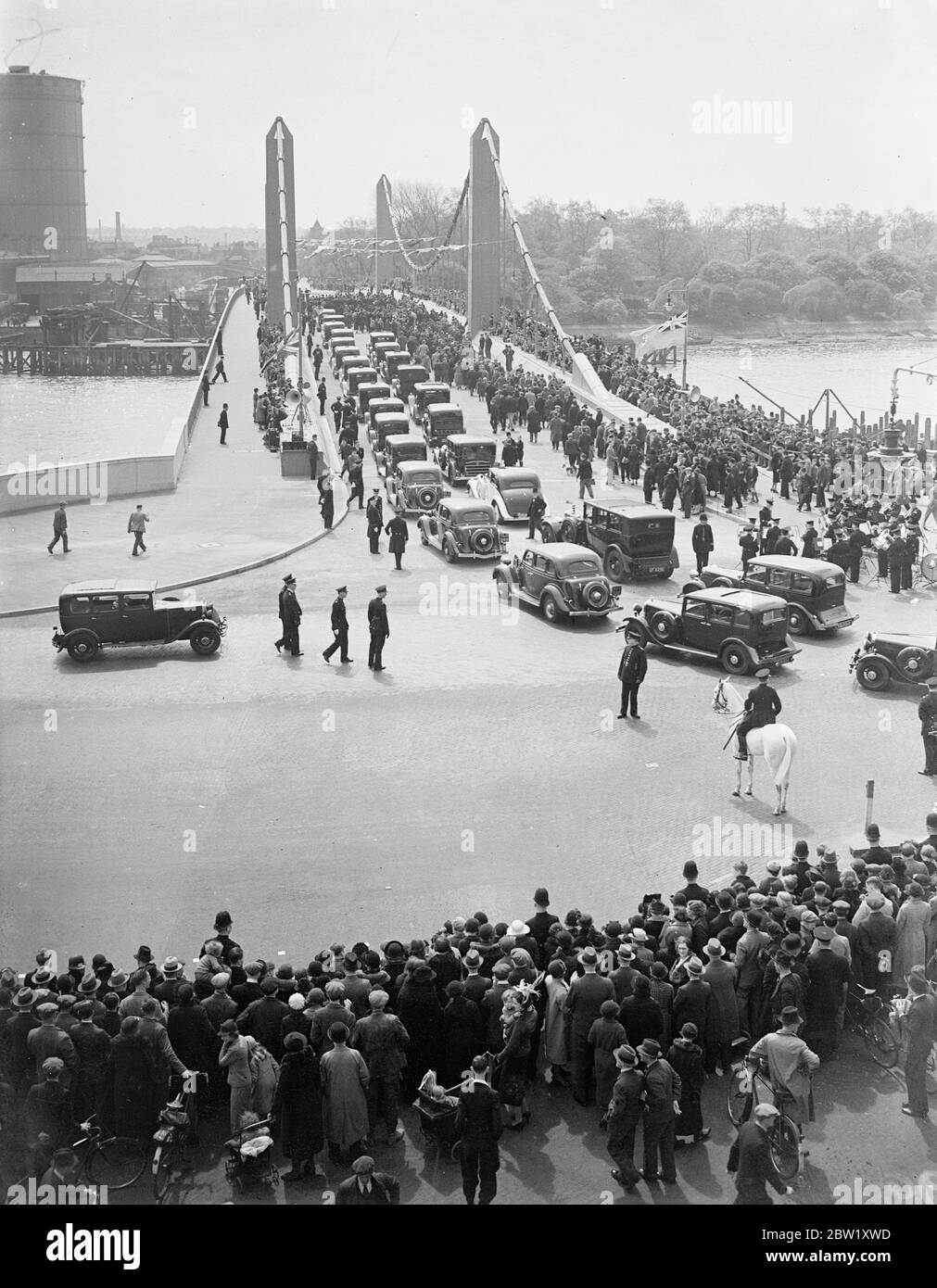Il signor McKenzie King apre il nuovo ponte di Chelsea. Il primo ministro canadese WL McKenzie King apre il nuovo ponte di Chelsea, Londra. Mostre fotografiche, la processione di automobili che passano sopra il nuovo ponte all'apertura. 6 maggio 1937 Foto Stock