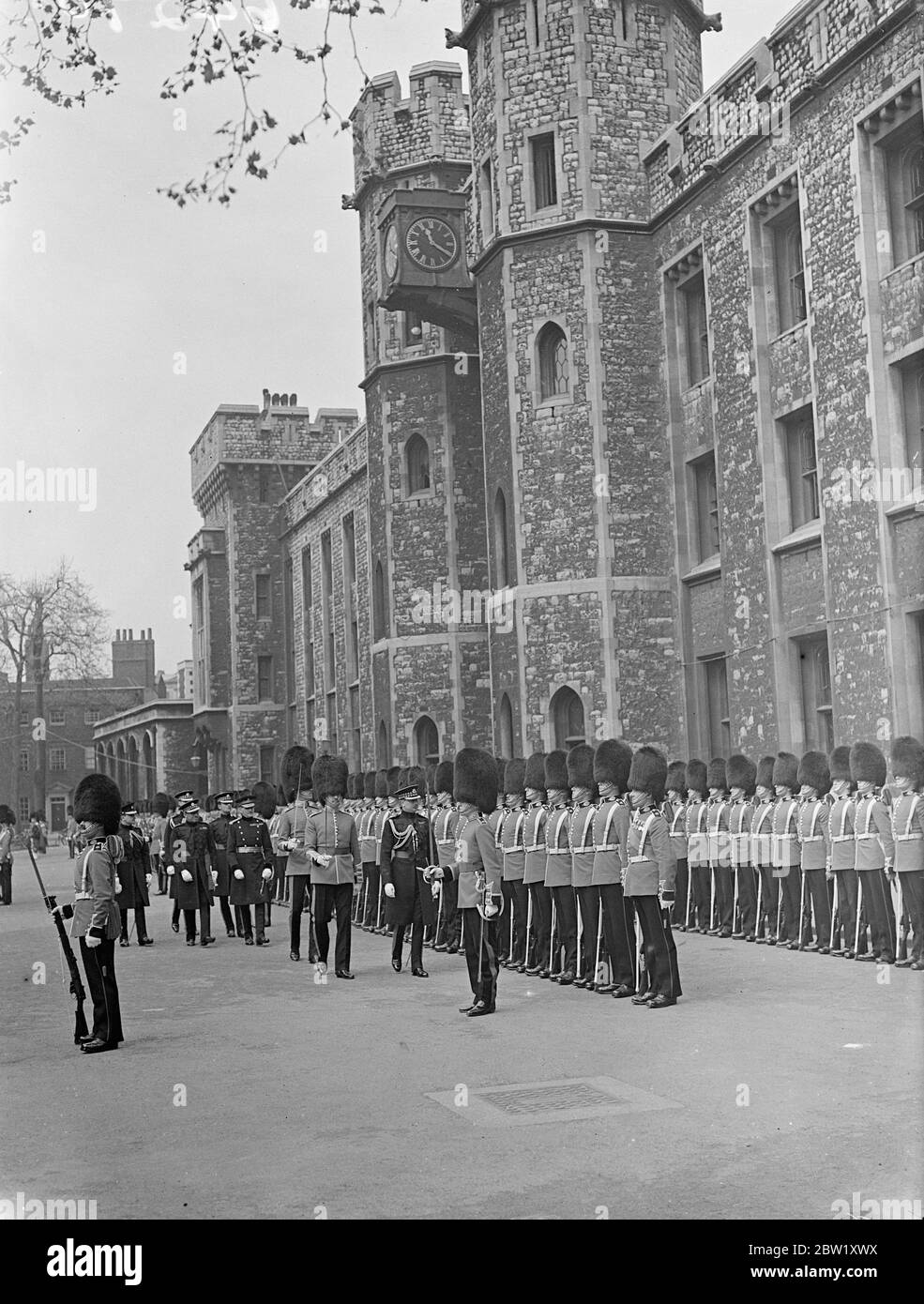 Duca di Gloucester ispeziona le Guardie scozzesi a Tower Moat. Il Duca di Gloucester ispezionò le seconde guardie scozzesi del Battaglione nel fossato della Torre di Londra. Spettacoli fotografici: Il Duca di Gloucester ispeziona le Guardie scozzesi. 6 maggio 1937 Foto Stock