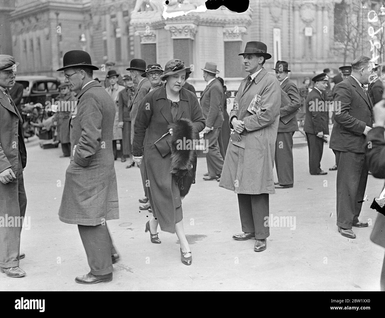 Lady Rachel Howard come un'altra prova Abbey che ha luogo della Regina. Lady Rachel Howard, sorella del Duca di Norfolk, che sta prendendo il posto della Regina alle prove di coronazione, ha partecipato ad un'altra prova nell'Abbazia di Westminster. Spettacoli fotografici, lady Rachel Howard arrivo all'Abbazia. 6 maggio 1937 Foto Stock