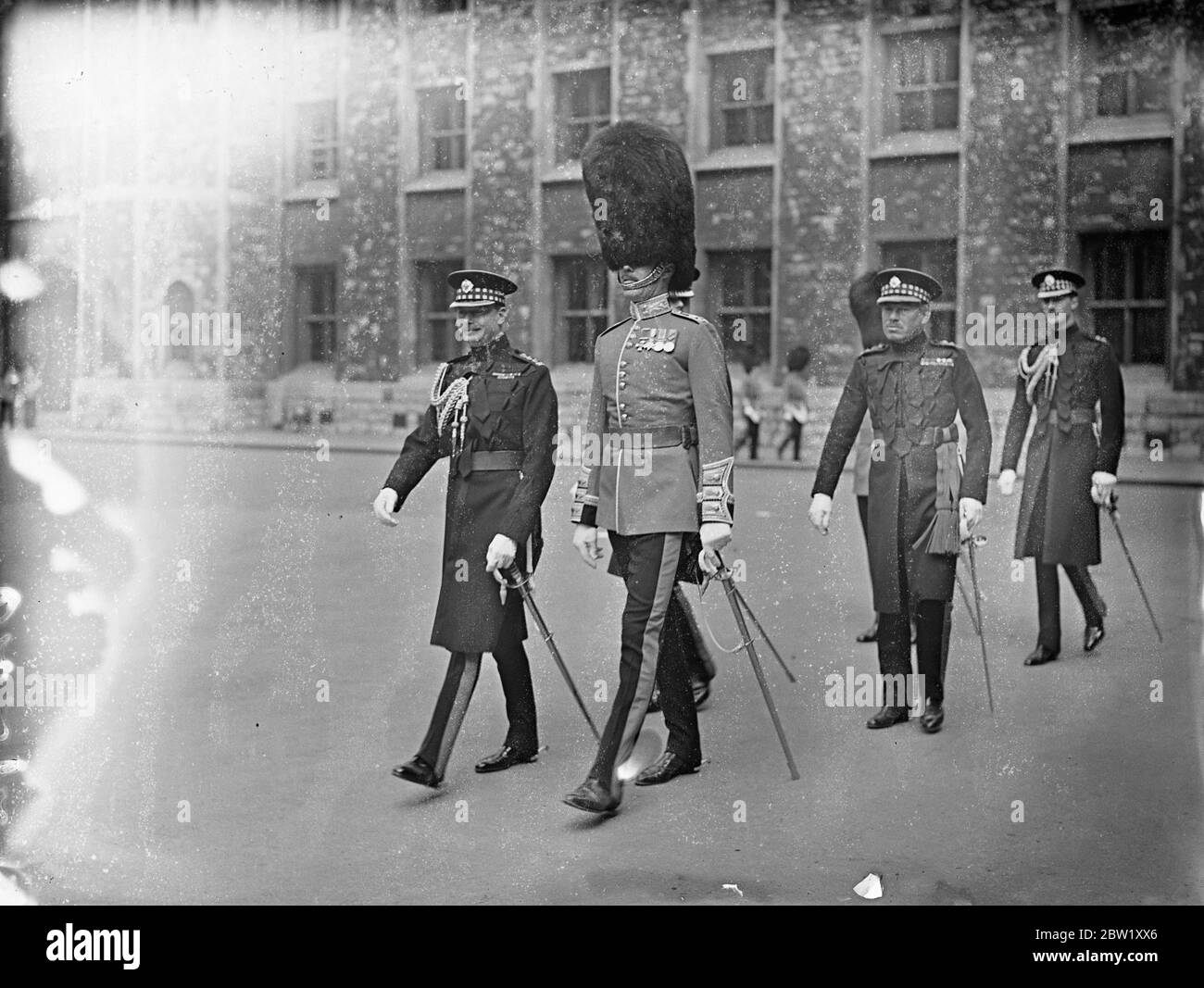 Duca di Gloucester ispeziona le Guardie scozzesi a Tower Moat. Il Duca di Gloucester ispezionò le Guardie scozzesi del Battaglione nel fossato della Torre di Londra. Spettacoli fotografici: Il Duca di Gloucester alla cerimonia. 6 maggio 1937 Foto Stock