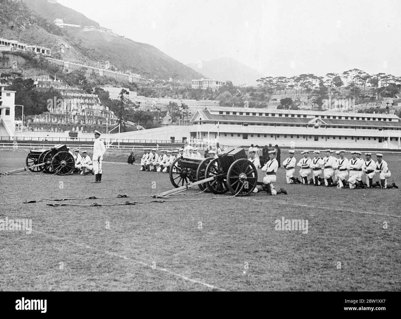 I marinai britannici hanno provato la revisione di Coronation a Hong Kong. Valutazioni navali e marines dalle navi da guerra della Stazione Cinese che provano sul bellissimo ippodromo di Hong Kong per le recensioni, che si terrà a Shanghai il giorno dell'incoronazione. Spettacoli fotografici, Marines prova a pistola perforare sull'ippodromo di Hong Kong per la recensione di Coronation. 3 maggio 1937 Foto Stock