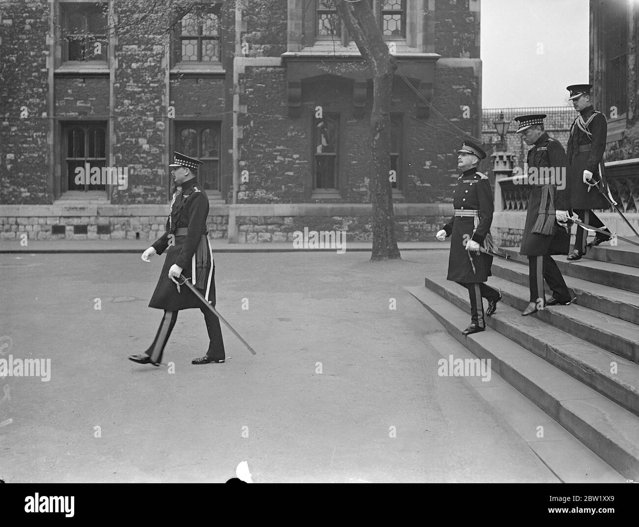 Duca di Gloucester ispeziona le Guardie scozzesi a Tower Moat. Il Duca di Gloucester ispezionò le Guardie scozzesi del Battaglione nel fossato della Torre di Londra. Spettacoli fotografici: Il duca di Gloucester che arriva all'ispezione. 6 maggio 1937 Foto Stock