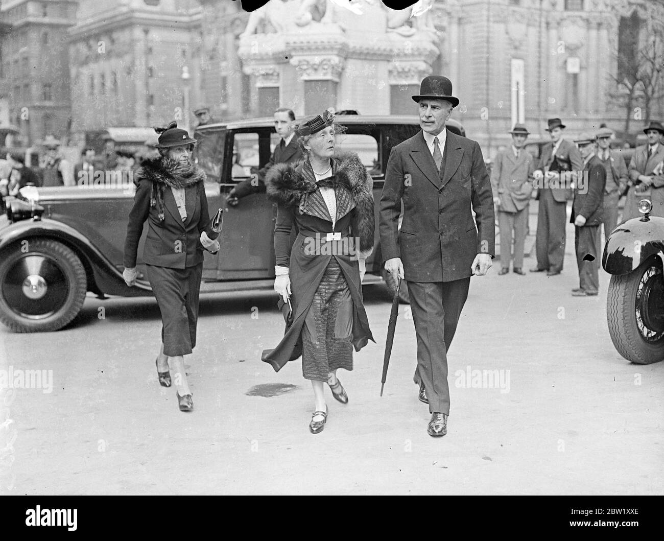 Conte e Contessa di Athlone alla prova di Coronazione. Il conte di Athlone e la principessa Alice contessa di Athlone hanno partecipato a una prova di coronazione nell'Abbazia di Westminster. Spettacoli fotografici, il conte di Athlone e la principessa Alice che arrivano all'Abbazia. 6 maggio 1937 Foto Stock