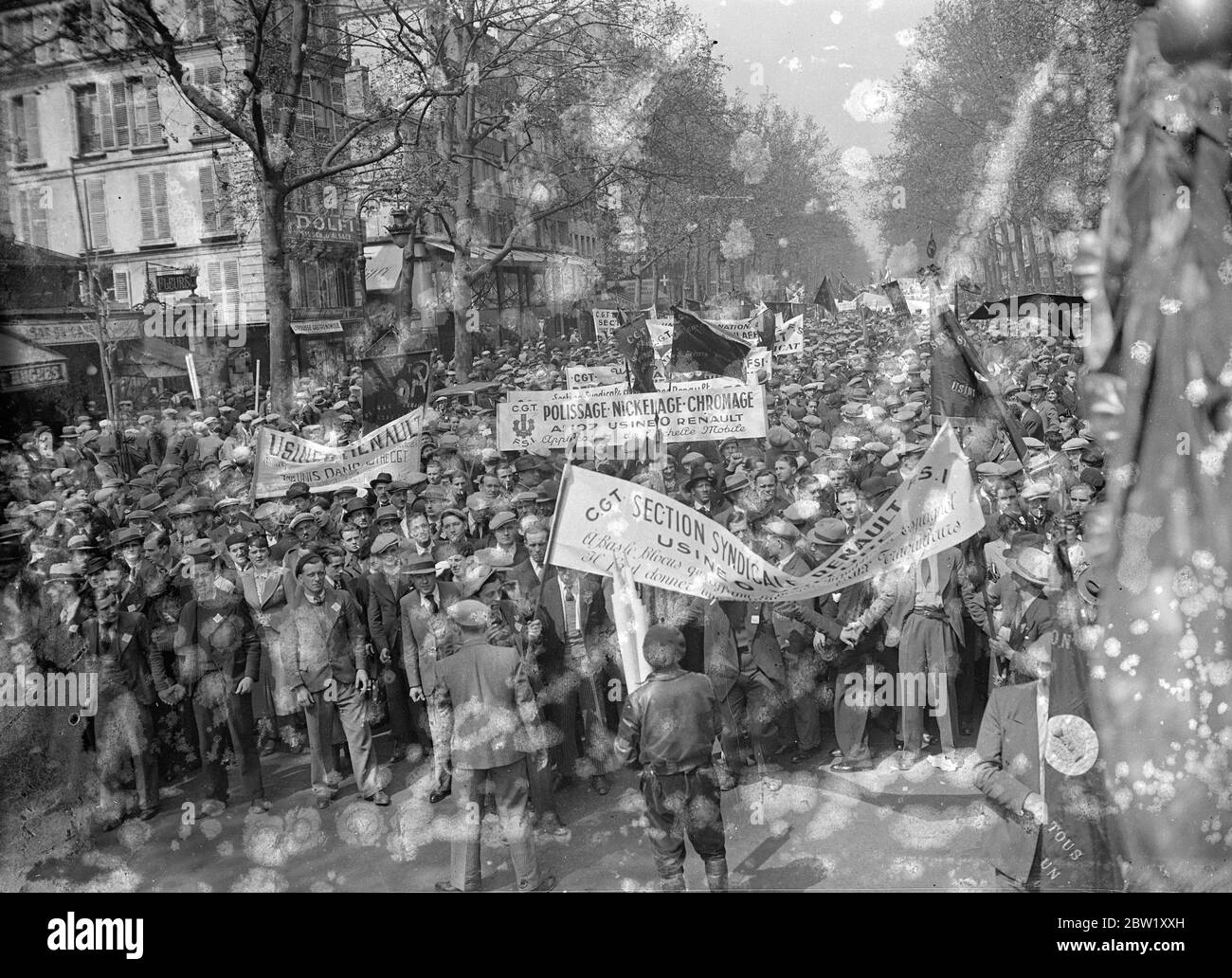 Giorno di Maggio celebrato a Parigi con grande parata. Il giorno di maggio è stato celebrato a Parigi con una grande processione popolare fronte attraverso le strade in cui molte migliaia hanno preso a parrt. Negozi e aziende sono stati chiusi e ha prevalso un'atmosfera festosa, anche se le forze di Mobile Guards si sono alzate in caso di problemi. Spettacoli fotografici, una vista generale della processione nel Palazzo della Bastiglia. 1 maggio 1937 Foto Stock