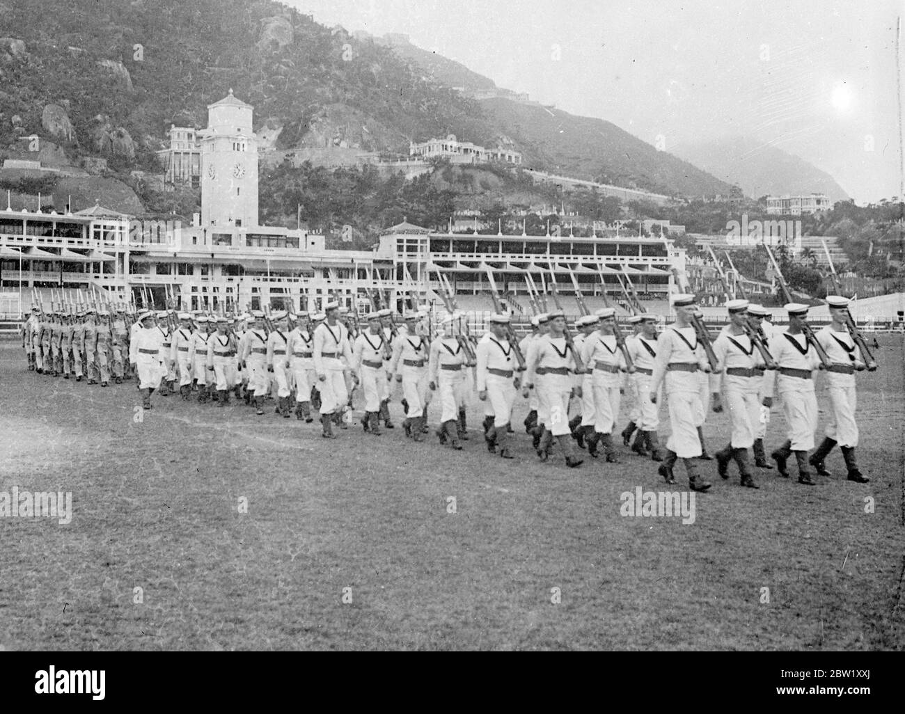 I marinai britannici hanno provato la revisione di Coronation a Hong Kong. Valutazioni navali e marines dalle navi da guerra della Stazione Cinese che provano sul bellissimo ippodromo di Hong Kong per le recensioni, che si terrà a Shanghai il giorno dell'incoronazione. Spettacoli fotografici, gli uomini del Suffolk e 'Cumberland' che provano sull'ippodromo di Hong Kong per la recensione dell'incoronazione. Piede 3 maggio 1937 Foto Stock