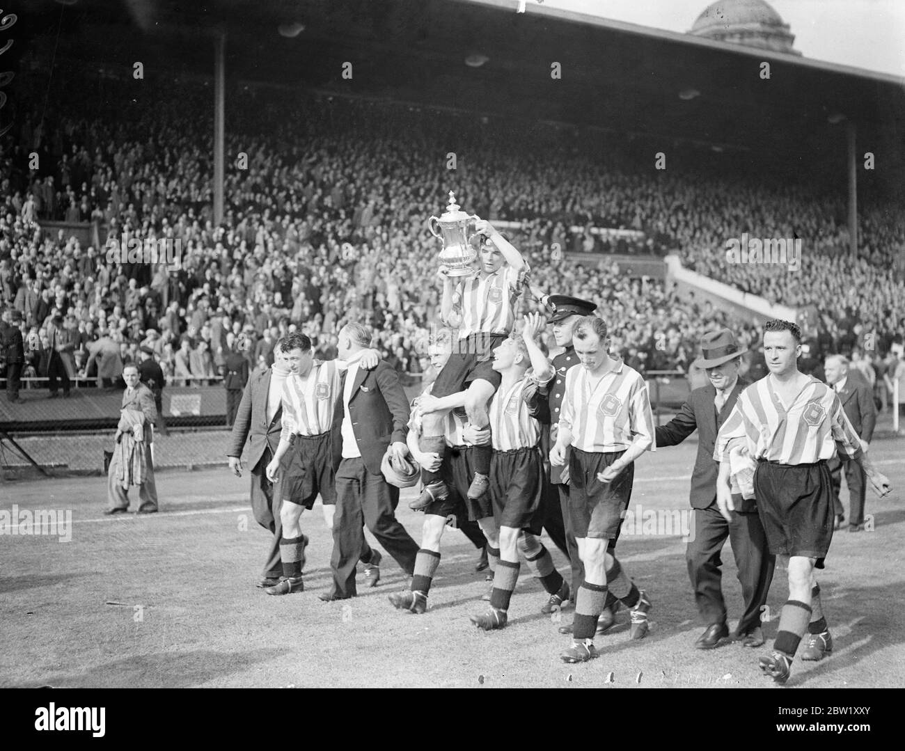 Sunderland e Preston incontrano la finale della Coppa. Sunderland e Preston North End si sono incontrati nella finale della Football Association Cup prima di una folla di quasi 100,000 persone al Wembley Stadium di Londra. Foto spettacoli, la vittoriosa squadra Sunderland che ha vinto la finale, 3-1, dopo aver superato un gol da Frank o'Donnell nel 44° minuto con gol di Bobby Gurney, Raich carter ed Eddie Burbanks che hanno eseguito un giro d'onore con la coppa in mano tenuta in alto. 1 maggio 1937 Foto Stock