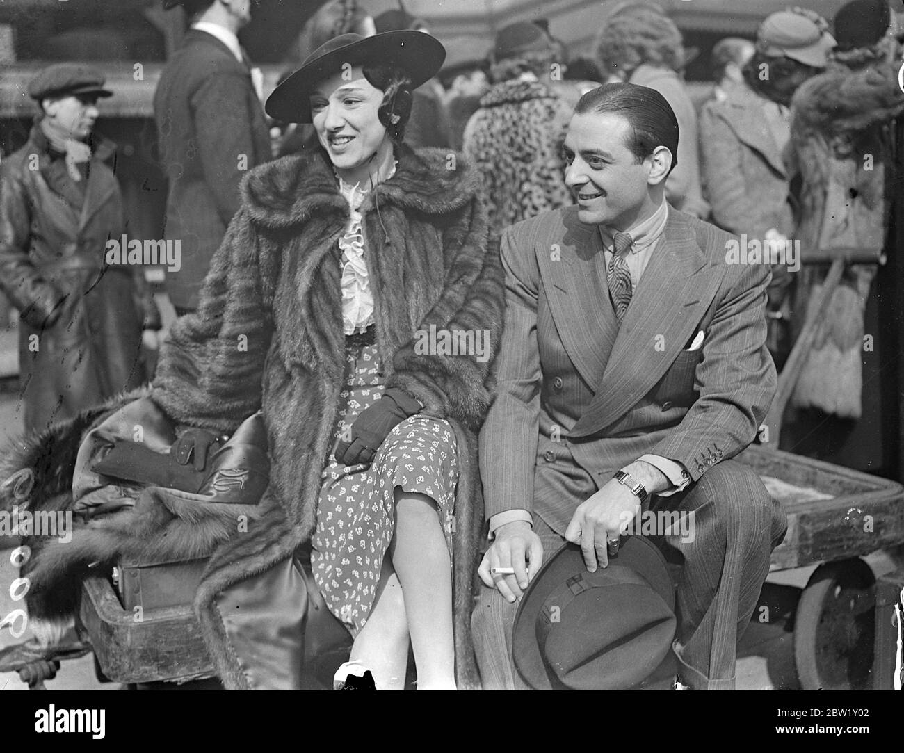 La ballerina più pagata d'America arriva a Londra. Maurice e Cordoba, che si dice essere l'atto di ballo più alto pagato in America, sono arrivati alla stazione di Paddington sulla nave 'Ile de France' cercando. Saranno presenti al Dorchester Hotel durante la settimana dell'incoronazione. Spettacoli fotografici, Maurice e Cordoba all'arrivo a Paddington. 30 aprile 1937 Foto Stock