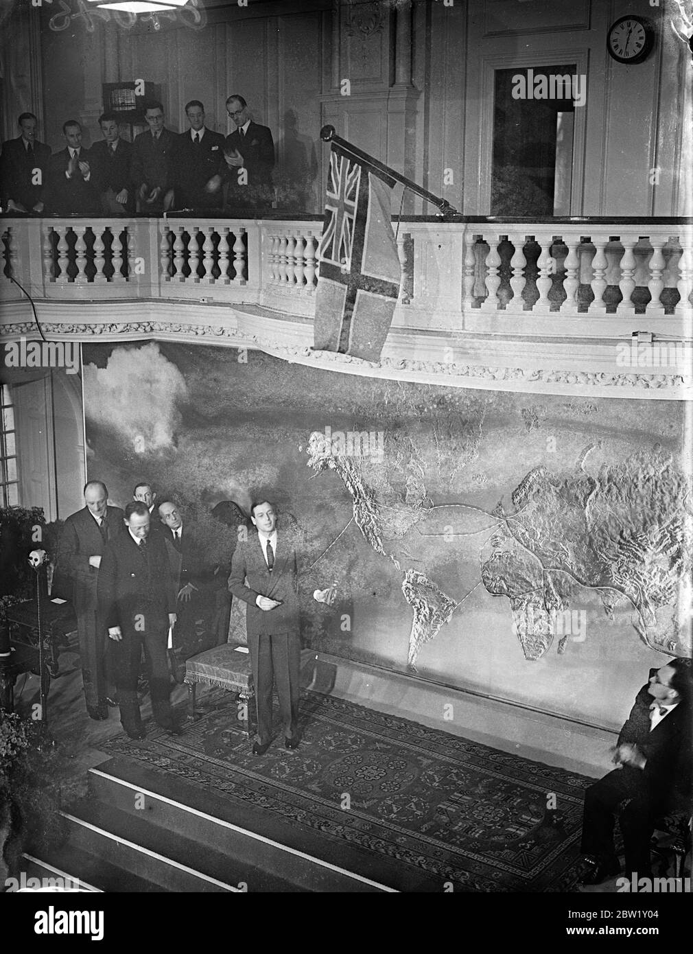 Duke of Kent apre a Londra la nuova sede dell'aviazione civile. Duke of Kent apre ufficialmente la nuova sede dell'aviazione civile britannica a Ariel House, Strand. Lord Swinton, il ministro dell'aviazione, ha chiamato per telefono la nave Imperial Airways 'Caledonia' che sta volando sopra una casa Ariel, e ha avuto una breve conversazione con il comandante. Spettacoli fotografici, il duca di Kent che svela l'insegna dell'aviazione civile montata sopra il dais, durante la cerimonia. 30 aprile 1937 Foto Stock