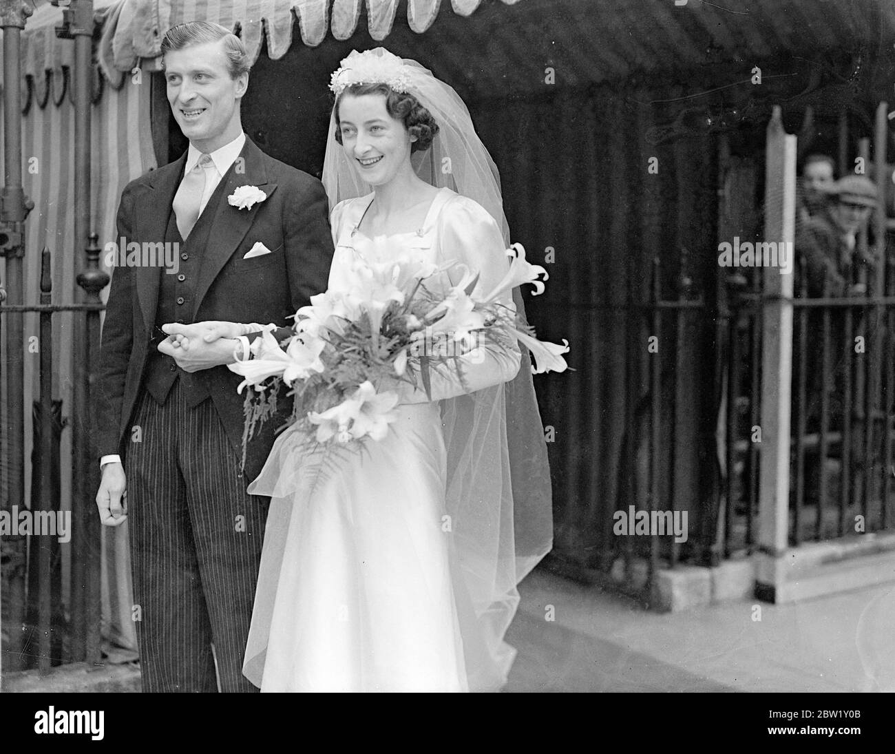 La Signora Elizabeth Murray si sposò a St Margaret's. La Signora Elizabeth Murray era sposata alla Chiesa di St Margaret, a Westminster, con il signor Peter Oldfield. Tra le bridesmaid peggio Mary Aykroyd, la nipote dello sposo, figliocia della principessa reale, che non ha ancora tre anni. Spettacoli fotografici: La sposa e lo sposo dopo la cerimonia. 29 aprile 1937 Foto Stock