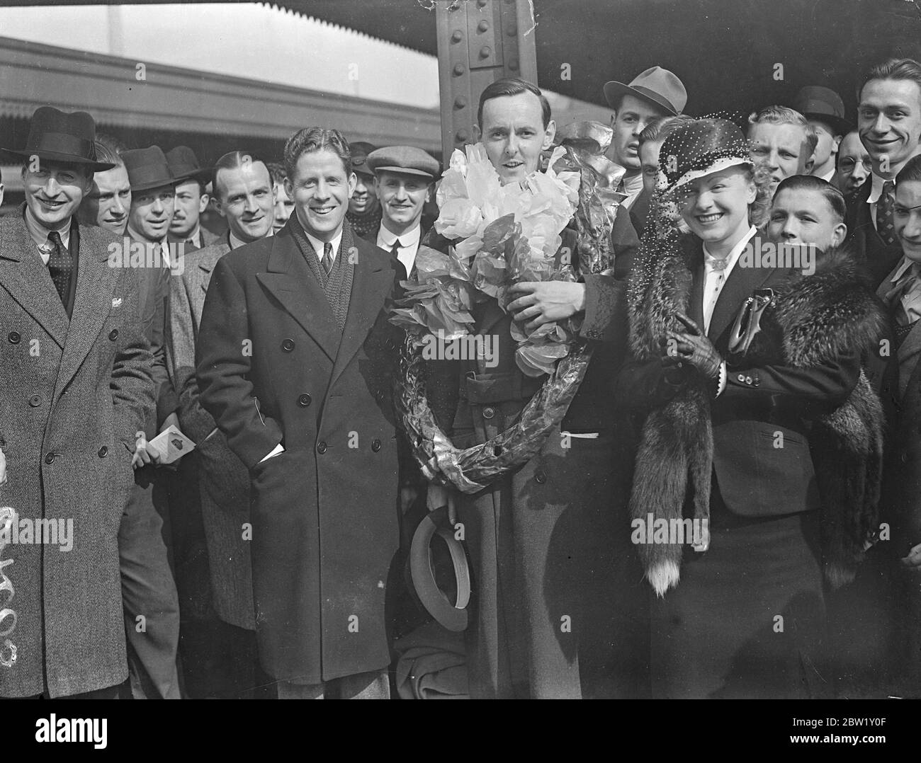 Eric Maschwitz e di Rudy di Vallce arrivarono a Londra. Eric Maschwitz, direttore della BBC Light Entertainment, Rudy Vallee, leader del banding americano e uno dei primi corrieri, e Hildegarde, il cantante di cabaret, sono arrivati alla stazione di Paddington per l'America sulla nave 'Ile de France' cercando. Eric Maschwitz è stato in America per organizzare la produzione del suo musical 'Balalaika'. Le notizie che non avrebbe fatto ritorno al suo precedente lavoro presso la BBC sono state negate. Spettacoli fotografici, Eric Maschwitz (che era stato guarnito da ammiratori), Hildegarde e Rudy Vallee sinistra) all'arrivo a Paddington. Foto Stock