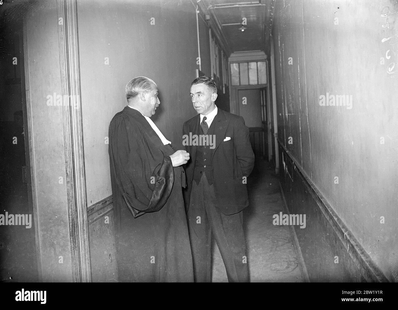 L'ispettore Scotland Yard dà prove al processo Red Max di Parigi. L'ispettore Sharp di Scozia Yard ha partecipato al processo a Parigi di Roger Vernon, ex condannato dell'Isola del Diavolo, e della sua amante di 25 anni Suzanna Bertron, per l'assassinio di Red Max Kassel, famigerata figura dei malvagi di Londra e Parigi, il cui corpo pieno di proiettili è stato trovato l'anno scorso vicino a St Albans, Inghilterra. Vernon ha invocato l'autodifesa. Foto spettacoli: L'ispettore Sharp parla con il consulente del Palais de Justice, Parigi, quando è arrivato per il processo . 28 aprile 1937 Foto Stock