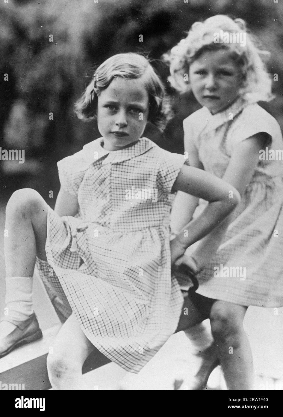 Figlia del Principe ereditario norvegese festeggia il settimo compleanno. Questa foto della principessa Ragnhild (a sinistra), figlia del principe ereditario Olav di Norvegia e della principessa marta, è stata fatta in relazione al settimo compleanno della principessa Ragnhild. Con lei è sua sorella, Principessa Astrid. 10 giugno 1937 Foto Stock