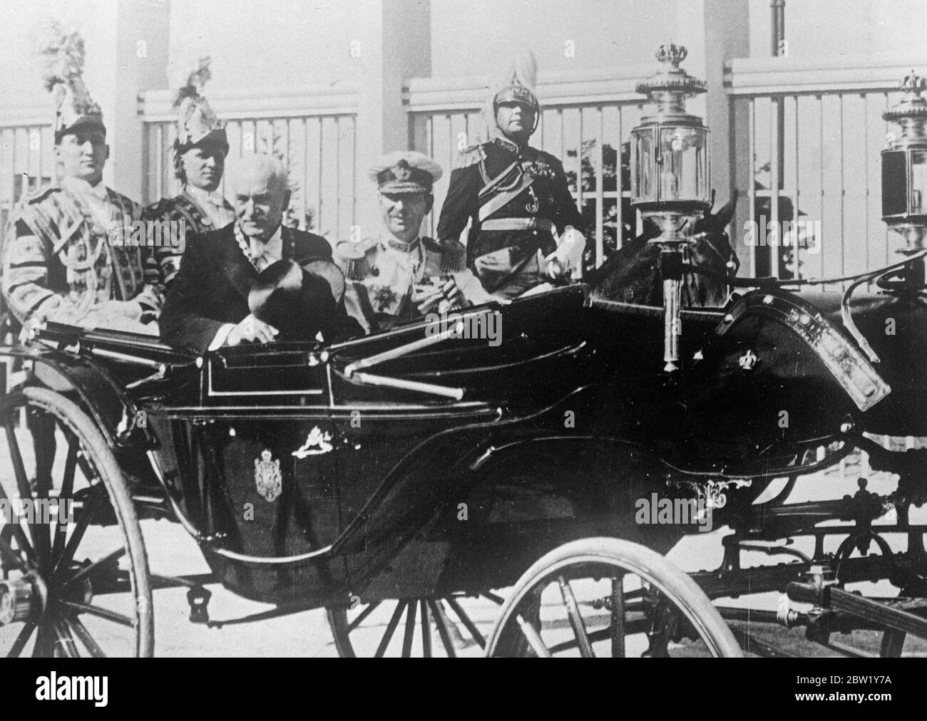 Il presidente polacco guida con il re Carol attraverso Bucarest. Il presidente della Polonia Moskicki e il re Carol di Romania si sono riuniti in un viaggio aperto per le strade di Bucarest fino al Palazzo reale dopo l'arrivo del presidente polacco per i colloqui politici. Resta inteso che la visita del Presidente e del suo ministro degli Esteri, col Beck, è in relazione alla volontà della Polonia di costituire una barriera di stati neutrali tra Russia e Germania. Foto spettacoli, il presidente Moskicki (a sinistra) e il re Carol, mentre hanno guidato insieme attraverso Bucarest 10. Giugno 1937 Foto Stock