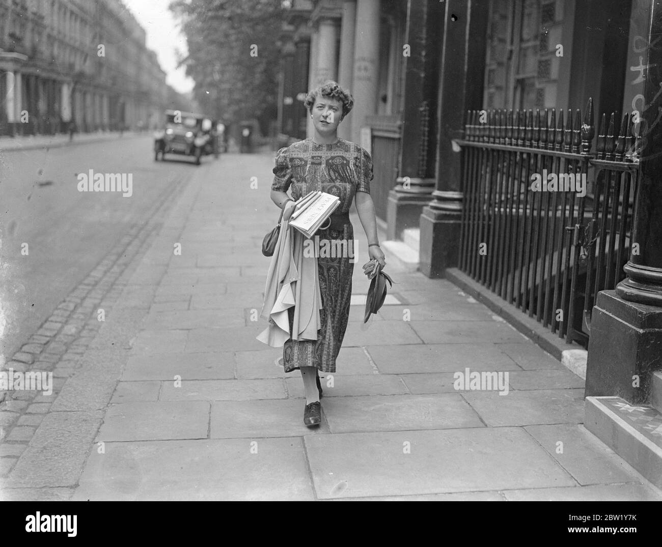 Peace Girl ha citato in giudizio per l'imposta sul reddito. Pagherebbe 2 s, 3d per il riarmo. Molto interesse è stato assunto in ambienti ufficiali e in altri ambienti nel caso di Miss Ellen Dighton, segretario del gruppo Notting Hill dell'Unione per la promessa della pace, che è stato ascoltato oggi alla corte di polizia di Westminster (Martedì). La sig.ra Dighton, è stata intentata per il mancato pagamento dell'imposta sul reddito. E' chiaro che ha tentato di sua iniziativa di convincere il fiscalista ad accettare la sua tassa con una deduzione di 2 s, 3d, che secondo i nostri conti, era la proporzione che sarebbe stata spesa per il riarmo. Secondo la regola abituale, Foto Stock