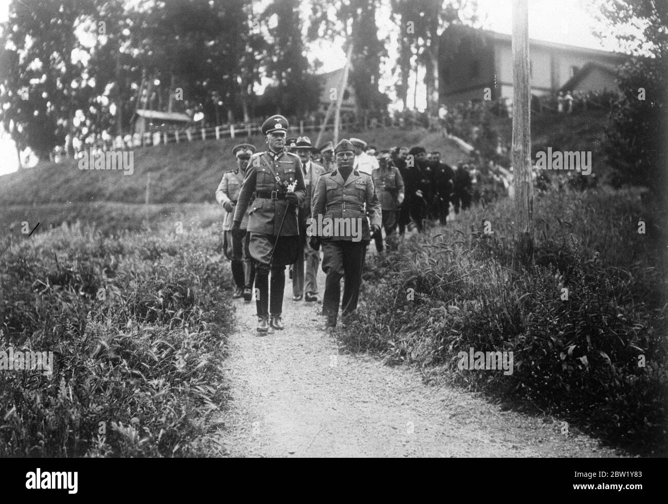 Il Ministro di guerra tedesco avrebbe Mussolini alla famosa scuola di cavalleria. Una mostra di equitazione in onore del maresciallo di campo von Blomberg, ministro della guerra tedesco, è stata rappresentata al Tor di Quinto, la famosa scuola di cavalleria italiana. La mostra è stata allestita come parte della dimostrazione del Signore Mussolini della prodezza militare dell'Italia. Mostre fotografiche, il maresciallo di campo von Blomberg (a sinistra) era il signore Mussolini alla scuola di cavalleria di Tor de Quinto. 6 giugno 1937 Foto Stock