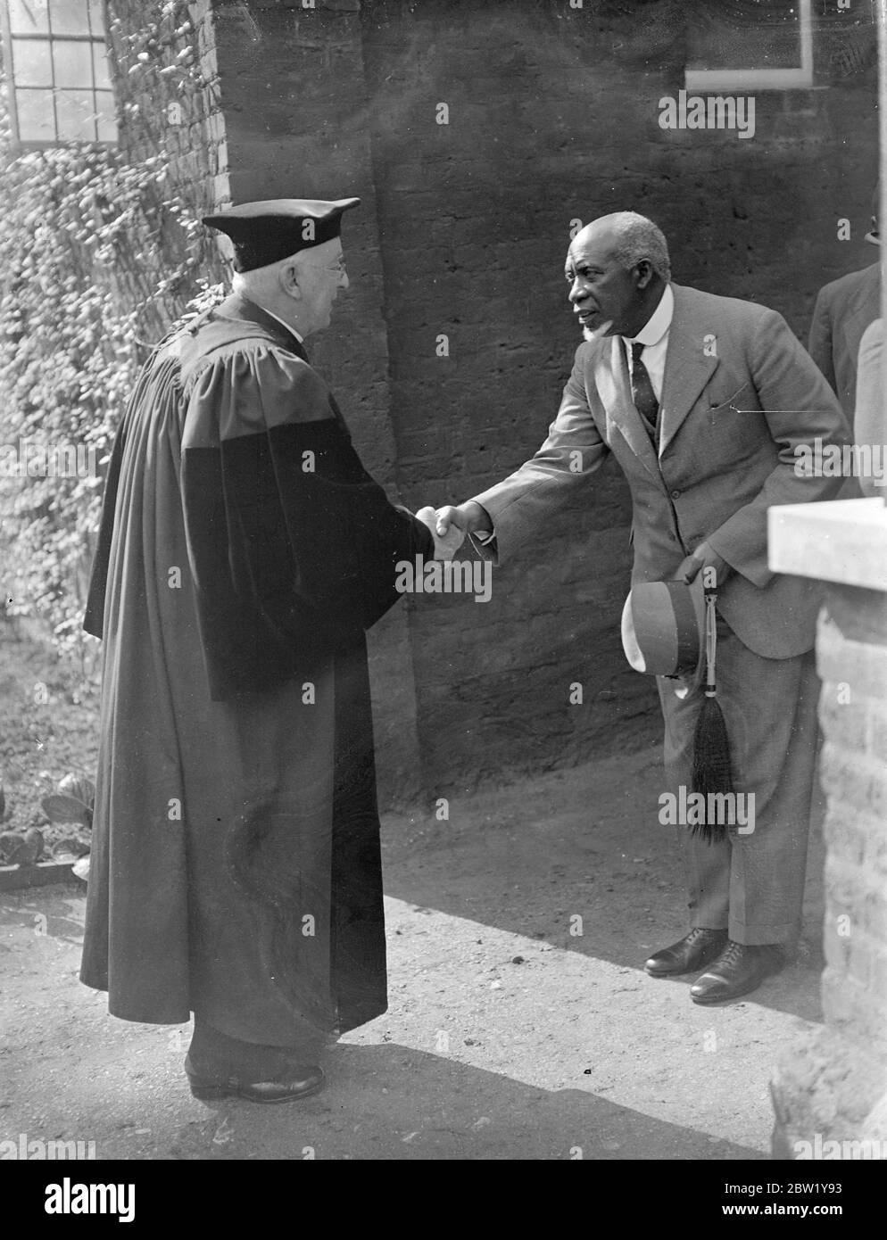 Titolo originale: Capo africano, con un flywatter, alla festa Abbey Garden. Dato dal Decano di Westminster, per consentire ai visitatori di Coronation di incontrare l'arcivescovo di Canterbury, la festa del Westminster Abbey Coronation Garden si è svolta nei giardini dell'abbazia di Westminster. Spettacoli fotografici, il capo Paramount del Borotseland, re Yeta III, ricevuto dal Decano di Westminster, Dr Foxley Norris. Re Yeta sta portando il flyswatter reale la sua insegne di ufficio, che lo ha accompagnato in tutte le visite IS. 8 giugno 1937 Foto Stock