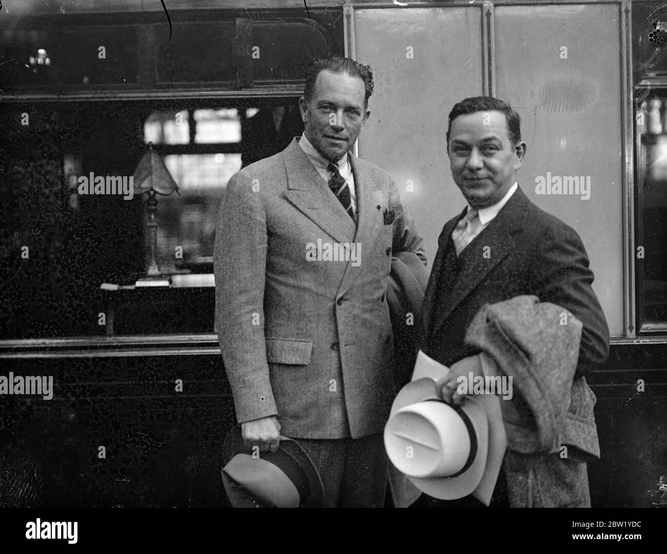 Gli aerei americani, arrivati a discutere 'giro del volo mondiale'. Accompagnato dal Sig. Vincent J Burnelli, il pilota americano Clyde Pangbourne, è arrivato a Londra sul treno a bordo della ".RMS Queen Mary" da New York. Pangbourne , si intende contemplare un volo "round the World". Spettacoli fotografici, Clyde Pangbourne e Vincent Burnelli all'arrivo a Waterloo. 14 giugno 1937 Foto Stock